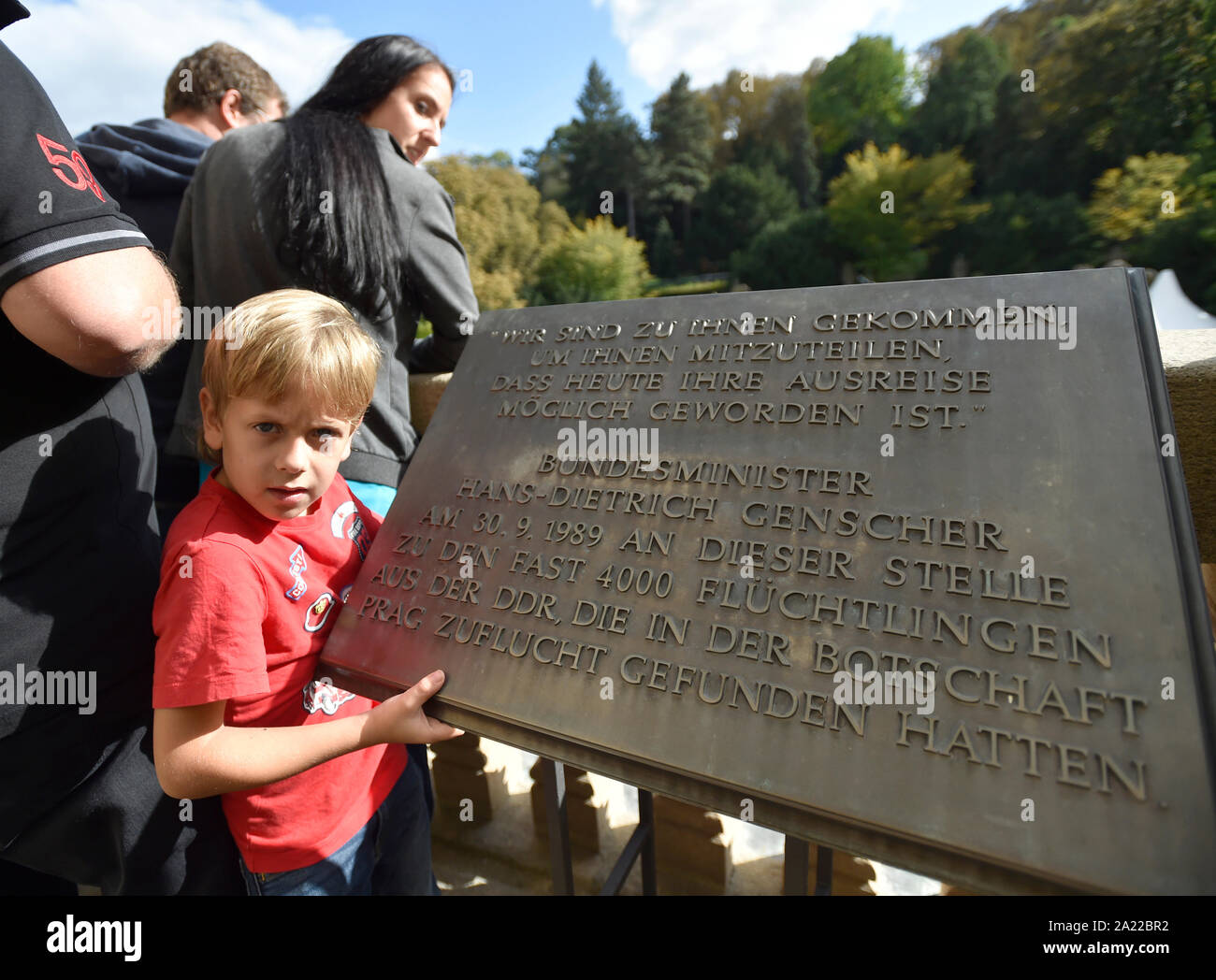Prag, Tschechische Republik. 28 Sep, 2019. Vor 13.000 Menschen mit besonderen Zügen nach Westdeutschland aus der Tschechischen Republik vor 30 Jahren gefahren wurden, die Ostdeutschen hatten bis Wochen an der westdeutschen Botschaft in Prag (Deutsche Botschaft in Prag, Tschechische Republik, 28. September 2019) Compound vor der kommunistischen Regierung in Ostdeutschland erlaubt Ihnen auf Reisen zu verbringen. Quelle: Michaela Říhová/CTK Photo/Alamy leben Nachrichten Stockfoto