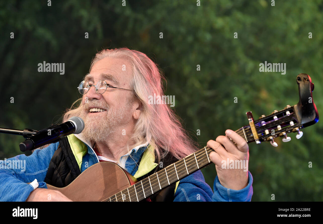 Prag, Tschechische Republik. 28 Sep, 2019. Vor 13.000 Menschen mit besonderen Zügen nach Westdeutschland aus der Tschechischen Republik vor 30 Jahren gefahren wurden, die Ostdeutschen hatten bis Wochen an der westdeutschen Botschaft in Prag (Deutsche Botschaft in Prag, Tschechische Republik, 28. September 2019) Compound vor der kommunistischen Regierung in Ostdeutschland erlaubt Ihnen auf Reisen zu verbringen. Tschechische Sängerin Jaroslav Hutka (dargestellt) führt während des Festivals in der Deutschen Botschaft. Quelle: Michaela Říhová/CTK Photo/Alamy leben Nachrichten Stockfoto