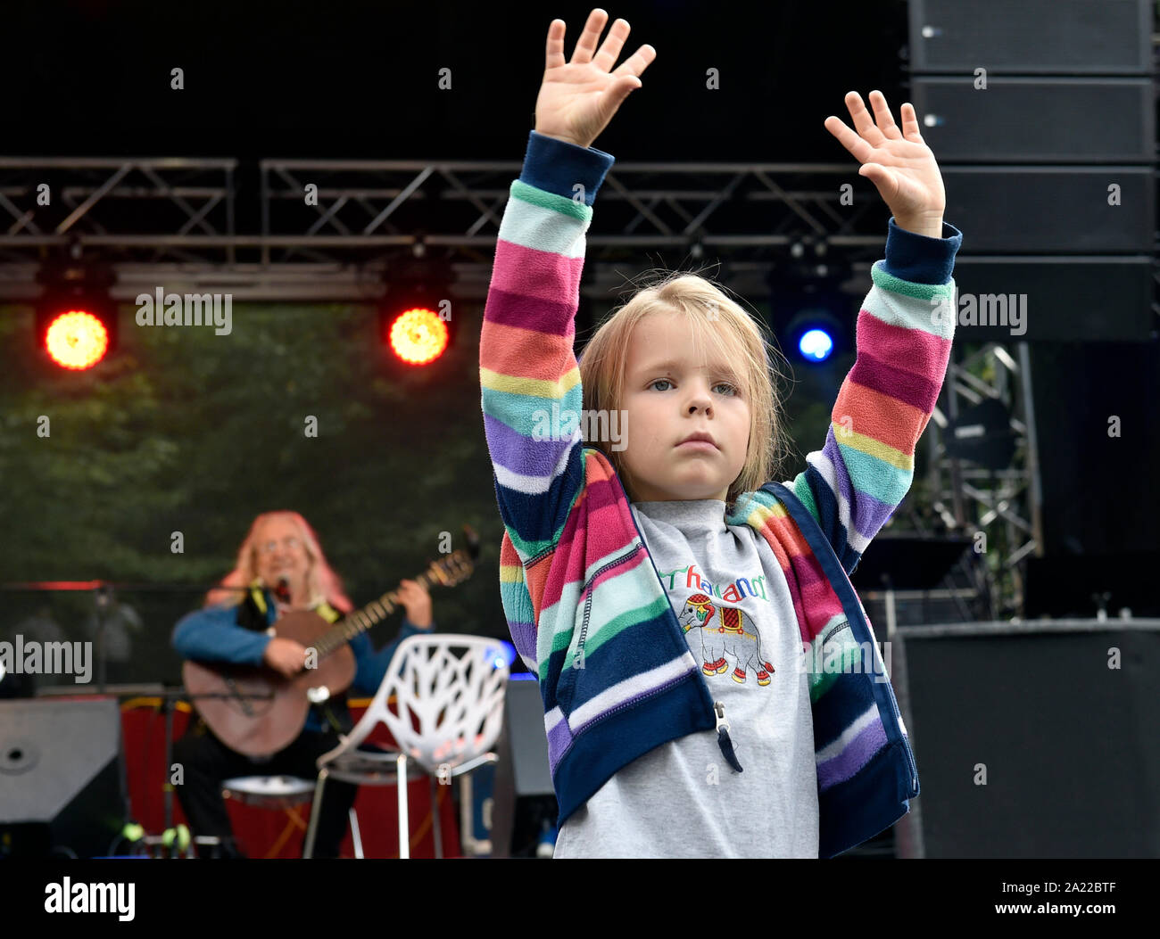 Prag, Tschechische Republik. 28 Sep, 2019. Vor 13.000 Menschen mit besonderen Zügen nach Westdeutschland aus der Tschechischen Republik vor 30 Jahren gefahren wurden, die Ostdeutschen hatten bis Wochen an der westdeutschen Botschaft in Prag (Deutsche Botschaft in Prag, Tschechische Republik, 28. September 2019) Compound vor der kommunistischen Regierung in Ostdeutschland erlaubt Ihnen auf Reisen zu verbringen. Jaroslav Hutka führt während des Festivals. Quelle: Michaela Říhová/CTK Photo/Alamy leben Nachrichten Stockfoto