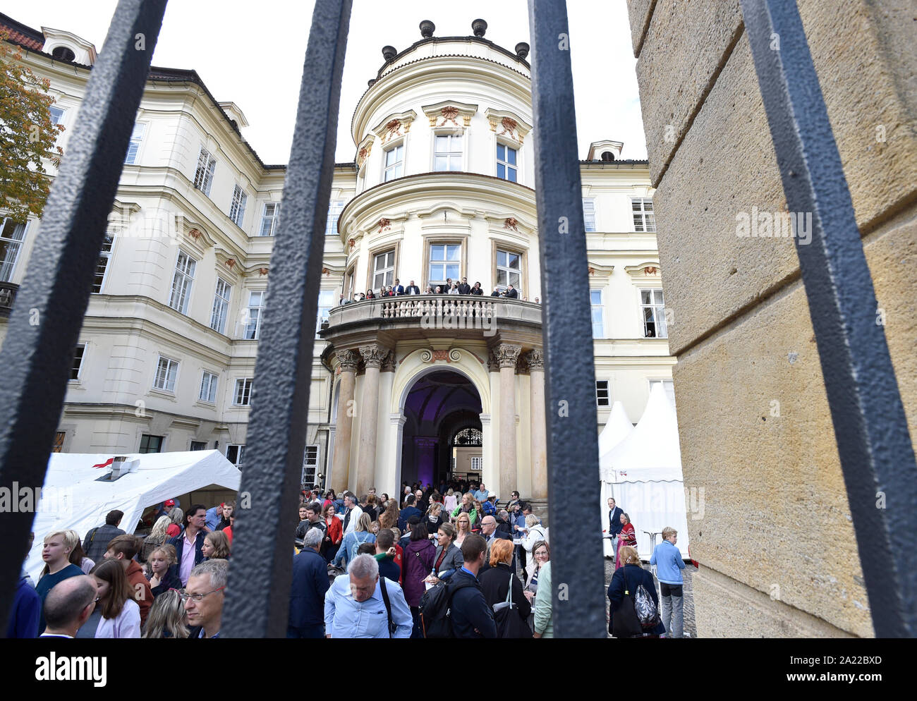 Vor 13.000 Menschen mit besonderen Zügen nach Westdeutschland aus der Tschechischen Republik vor 30 Jahren gefahren wurden, die Ostdeutschen hatten bis Wochen an der westdeutschen Botschaft in Prag (Deutsche Botschaft in Prag, Tschechische Republik, 28. September 2019) Compound vor der kommunistischen Regierung in Ostdeutschland erlaubt Ihnen auf Reisen zu verbringen. (CTK Photo/Michaela říhová) Stockfoto
