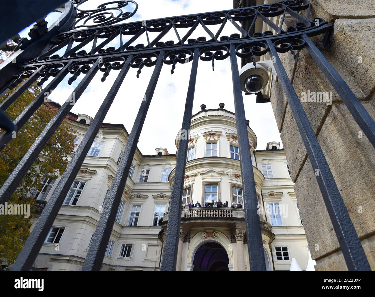 Vor 13.000 Menschen mit besonderen Zügen nach Westdeutschland aus der Tschechischen Republik vor 30 Jahren gefahren wurden, die Ostdeutschen hatten bis Wochen an der westdeutschen Botschaft in Prag (Deutsche Botschaft in Prag, Tschechische Republik, 28. September 2019) Compound vor der kommunistischen Regierung in Ostdeutschland erlaubt Ihnen auf Reisen zu verbringen. (CTK Photo/Michaela říhová) Stockfoto