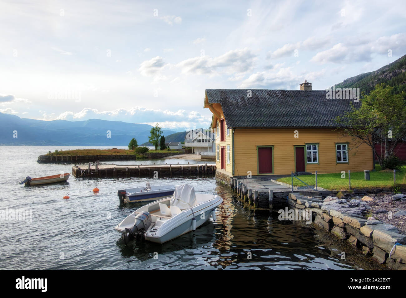 Typisch norwegische Landschaft mit kleinen Dorf an der Küste Fjord Stockfoto