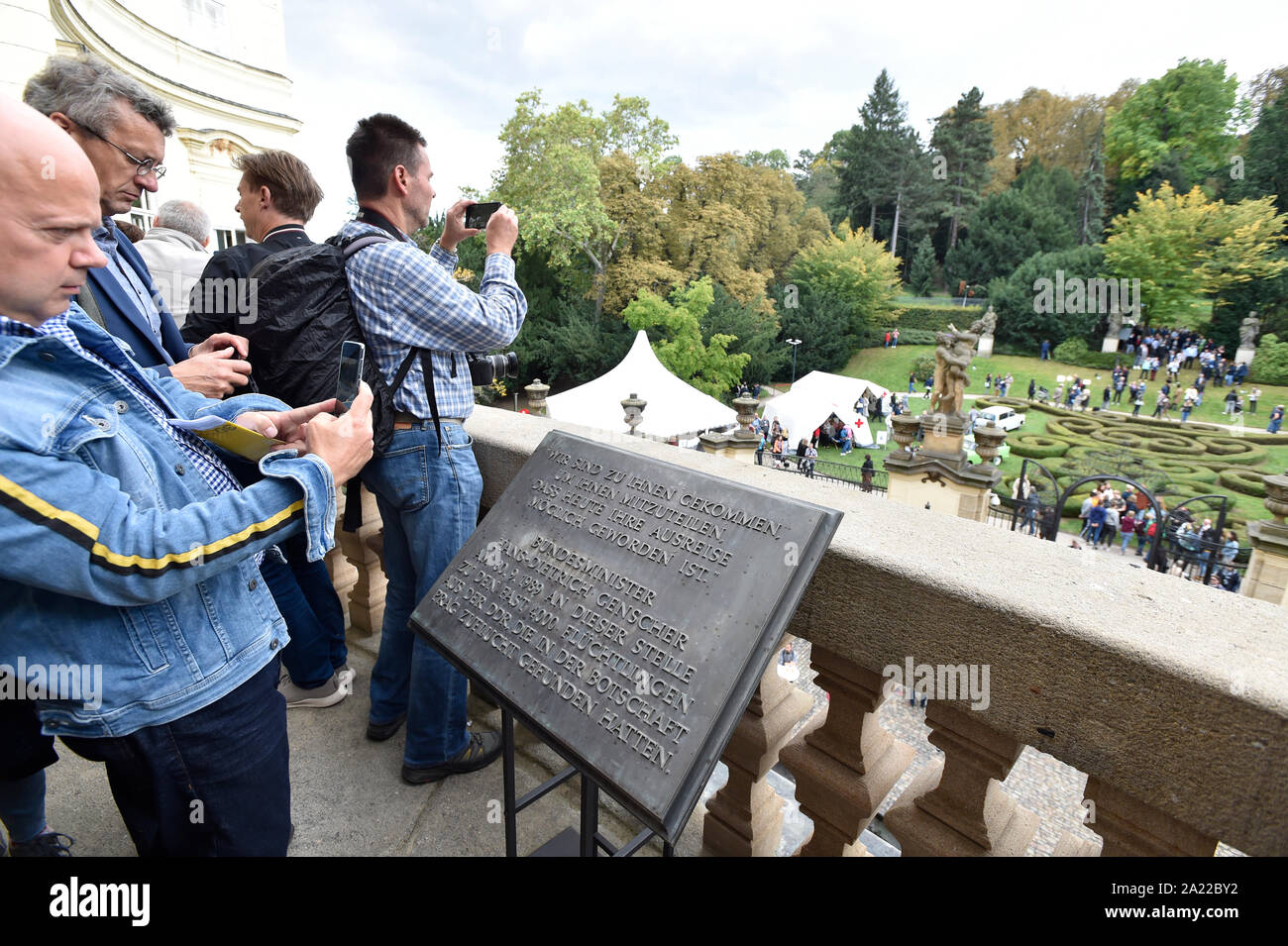 Vor 13.000 Menschen mit besonderen Zügen nach Westdeutschland aus der Tschechischen Republik vor 30 Jahren gefahren wurden, die Ostdeutschen hatten bis Wochen an der westdeutschen Botschaft in Prag (Deutsche Botschaft in Prag, Tschechische Republik, 28. September 2019) Compound vor der kommunistischen Regierung in Ostdeutschland erlaubt Ihnen auf Reisen zu verbringen. (CTK Photo/Michaela říhová) Stockfoto