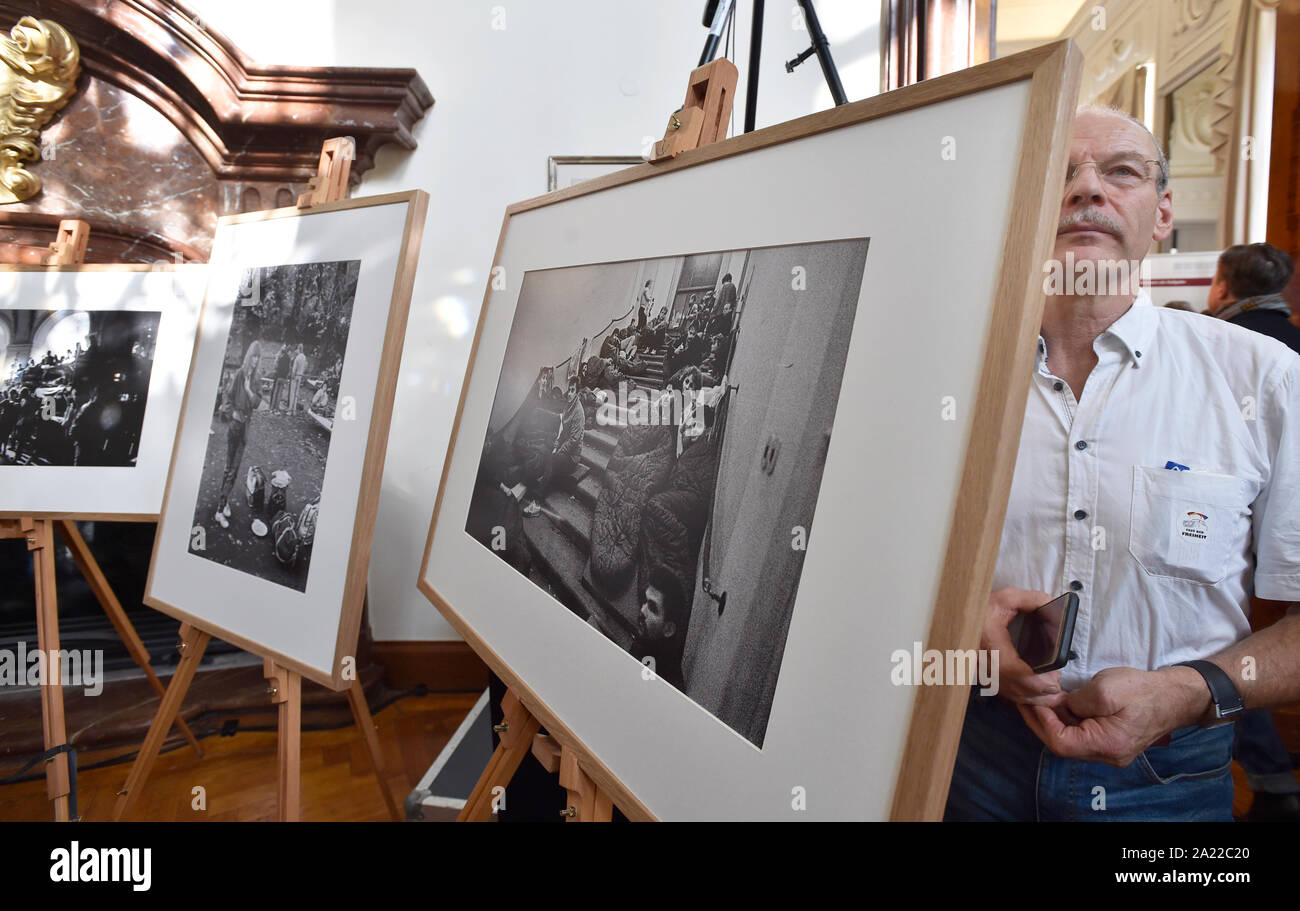 Vor 13.000 Menschen mit besonderen Zügen nach Westdeutschland aus der Tschechischen Republik vor 30 Jahren gefahren wurden, die Ostdeutschen hatten bis Wochen an der westdeutschen Botschaft in Prag (Ausstellung in der Deutschen Botschaft in Prag, Tschechische Republik, 28. September 2019) Compound vor der kommunistischen Regierung in Ostdeutschland erlaubt Ihnen auf Reisen zu verbringen. (CTK Photo/Michaela říhová) Stockfoto
