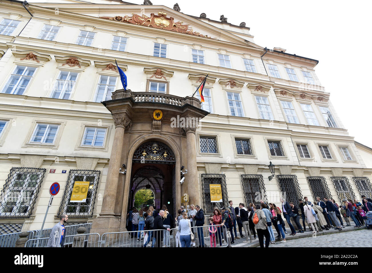 Vor 13.000 Menschen mit besonderen Zügen nach Westdeutschland aus der Tschechischen Republik vor 30 Jahren gefahren wurden, die Ostdeutschen hatten bis Wochen an der westdeutschen Botschaft in Prag (Deutsche Botschaft in Prag, Tschechische Republik, 28. September 2019) Compound vor der kommunistischen Regierung in Ostdeutschland erlaubt Ihnen auf Reisen zu verbringen. (CTK Photo/Michaela říhová) Stockfoto