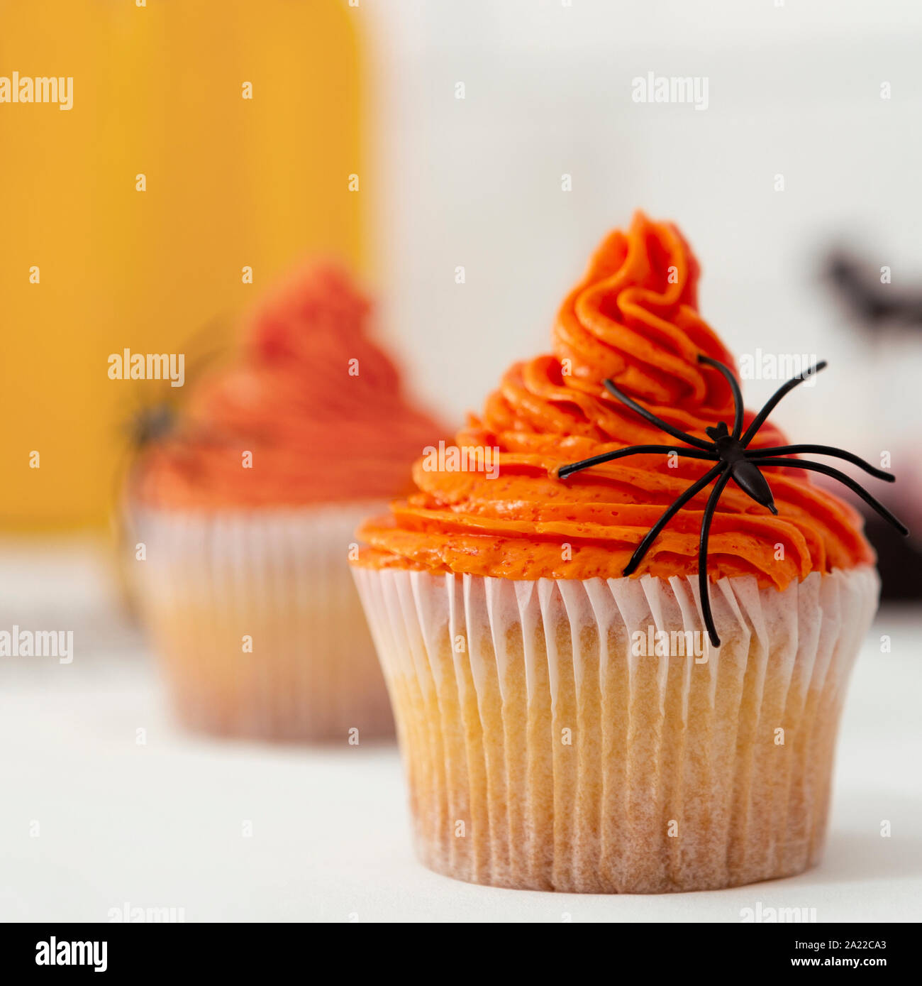 Happy Halloween. In der Nähe von orange Kürbis Cupcake mit schwarzen unheimlich Spinne auf unscharfen Hintergrund Stockfoto