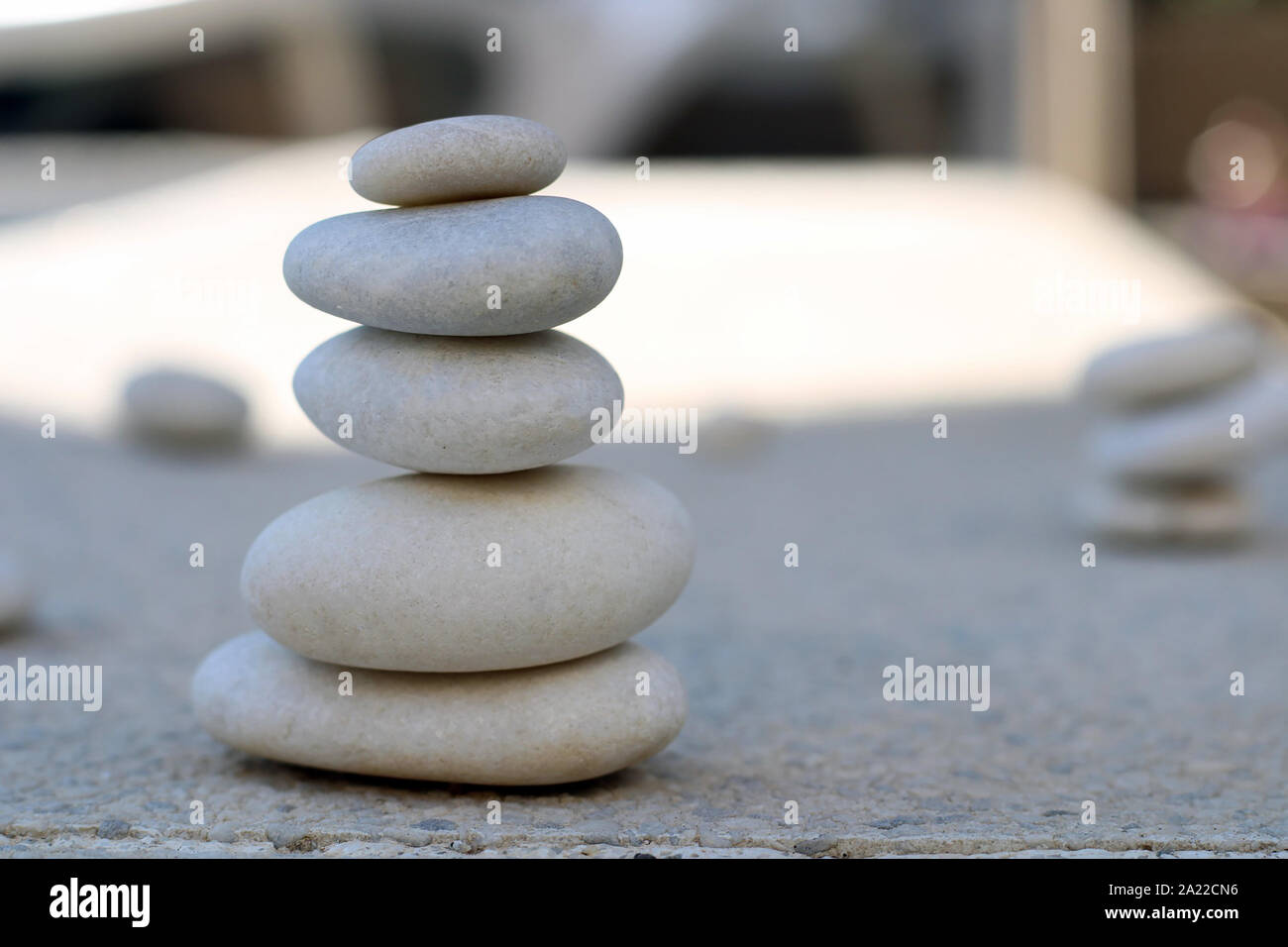 Detail der weißen Steine gestapelt. Balance und Entspannung Konzept. Kopieren Sie Platz. Stockfoto