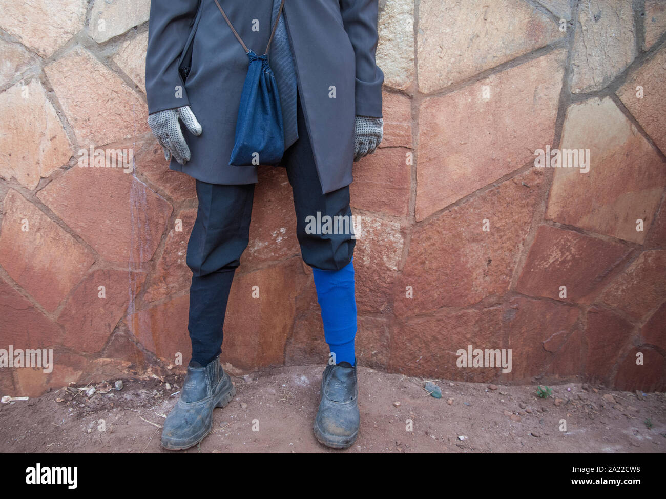 Portrait von der Taille abwärts von Nachtschwärmer kid Während cavalcades Festival Stockfoto