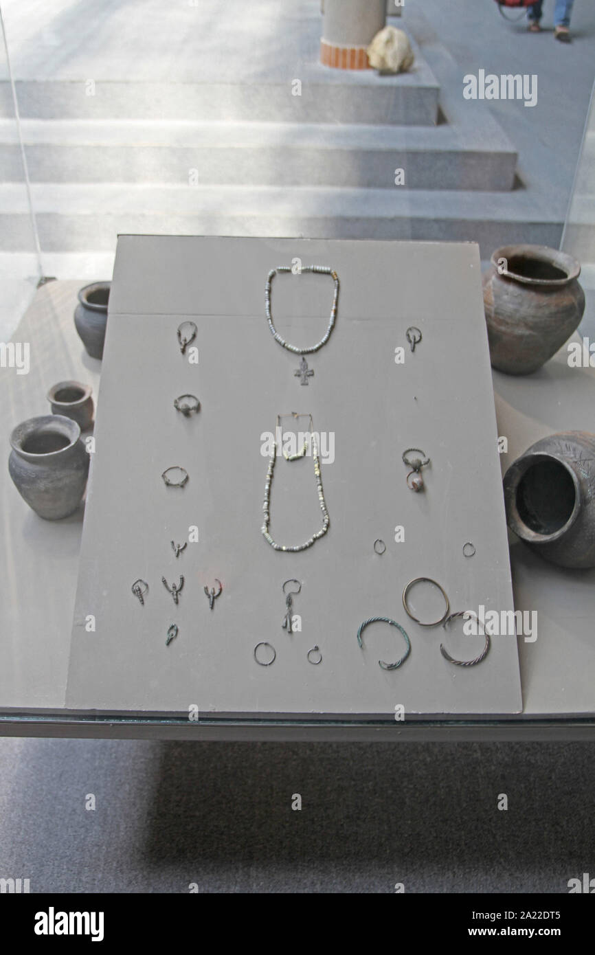 Sammlung von antiken Römischen Schmuck in Glasvitrinen Gehäuse an das Nationale Archäologische Museum Djerdap, Kladovo, Serbien. Stockfoto