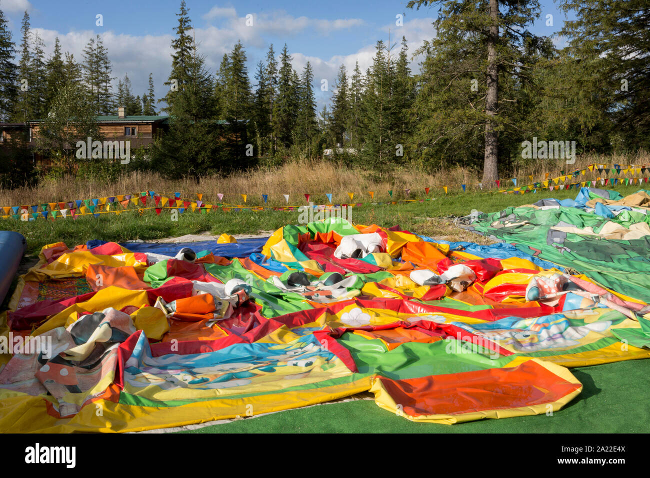 Eine Landschaft, eine polnische Version von Disneyland mit aufblasbaren Hüpfburgen eine deflationiert childrens' Schloss, am 18. September 2019, in der Nähe der Sprungschanze Wielka Krokiew, Zakopane, Malopolska, Polen. Stockfoto