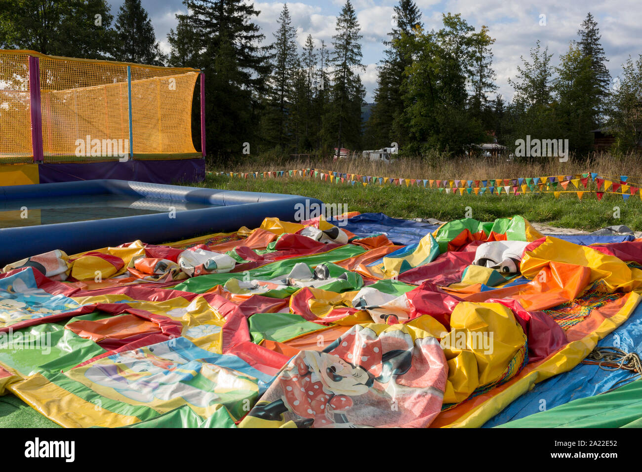 Eine Landschaft, eine polnische Version von Disneyland mit aufblasbaren Hüpfburgen eine deflationiert childrens' Schloss, am 18. September 2019, in der Nähe der Sprungschanze Wielka Krokiew, Zakopane, Malopolska, Polen. Stockfoto