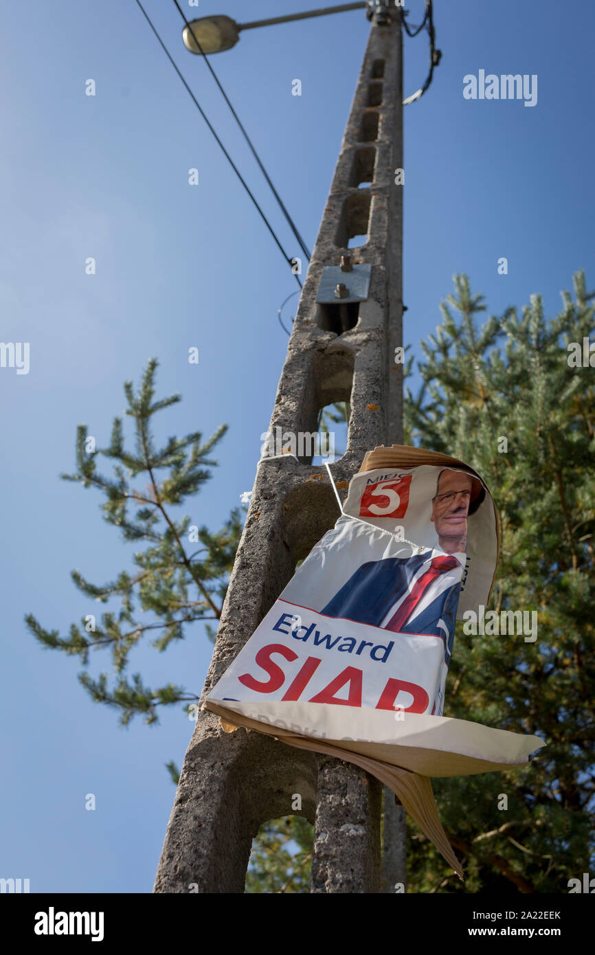 Eine zerrissene Wahlplakat für eine polnische politische Kandidaten, am 21. September 2019, in Jaworki, in der Nähe von Szczawnica, Malopolska, Polen. Die polnischen Parlamentswahlen am 13. Oktober 2019, wenn alle 460 Mitglieder des Sejm und 100 Senatoren gewählt werden. Der Sejm der Republik Polen ist das Unterhaus des polnischen Parlaments. Es besteht aus 460 Abgeordneten in allgemeiner Wahl gewählt und wird von einem Sprecher namens 'Marshal des Sejm der Republik Polen" Stockfoto