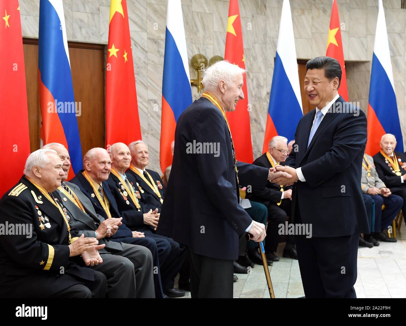 (190930)-BEIJING, Sept. 30, 2019 (Xinhua) - Xi Jinping erfüllt mit 18 Vertretern der russischen Veteranen, die beherzt auf dem Schlachtfeld im Nordosten Chinas während der anti-japanischen Krieg gekämpft und in Russlands Großen Vaterländischen Krieg in Moskau, Russland, 8. Mai 2015. Gehen mit "Xi Fokus: Xi Jinping und Chinas neue Ära" (Xinhua/Rao Aimin) Stockfoto