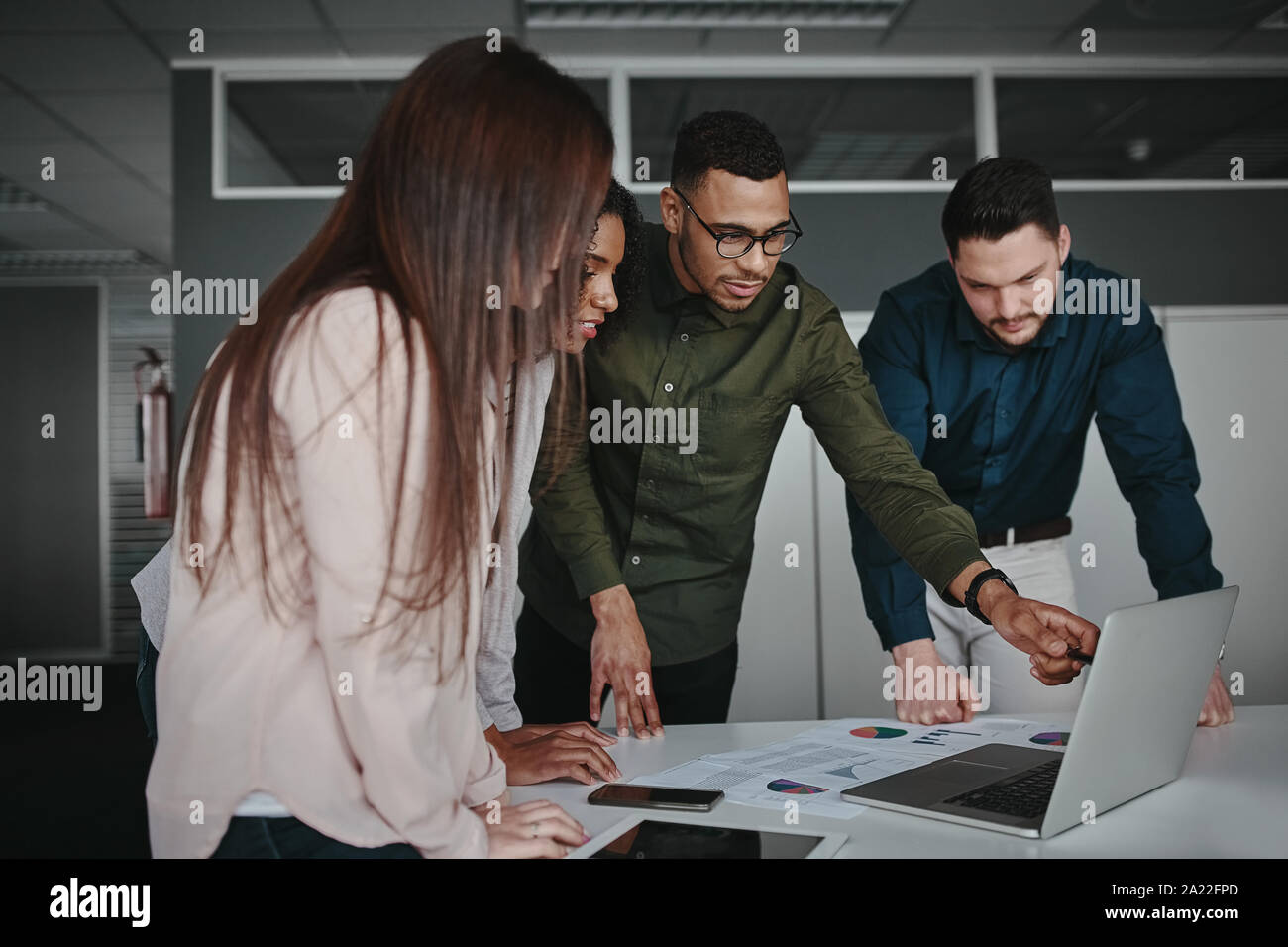 Diverse business group Analyse online Projekt und erklären Geschäftsstrategie zu diversen Corporate Team auf Laptop im Büro treffen Stockfoto