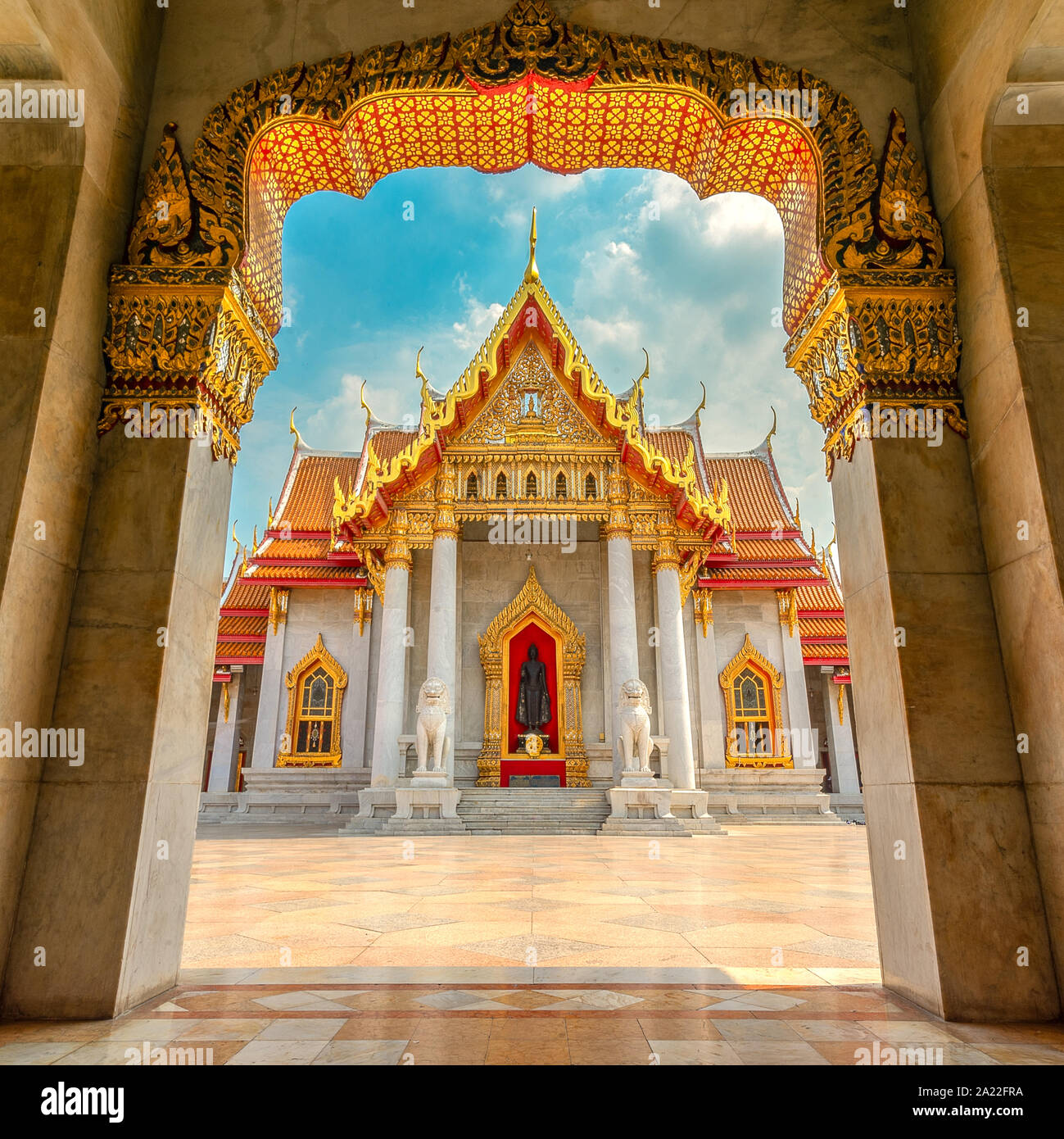 Tolles Foto aus Marmor Tempel Bangkoks. Fantastisches Rahmen, Wat Benchamabophit Dusitvanaram Rajawarawiharn. Asien, Thailand, Bangkok Stockfoto