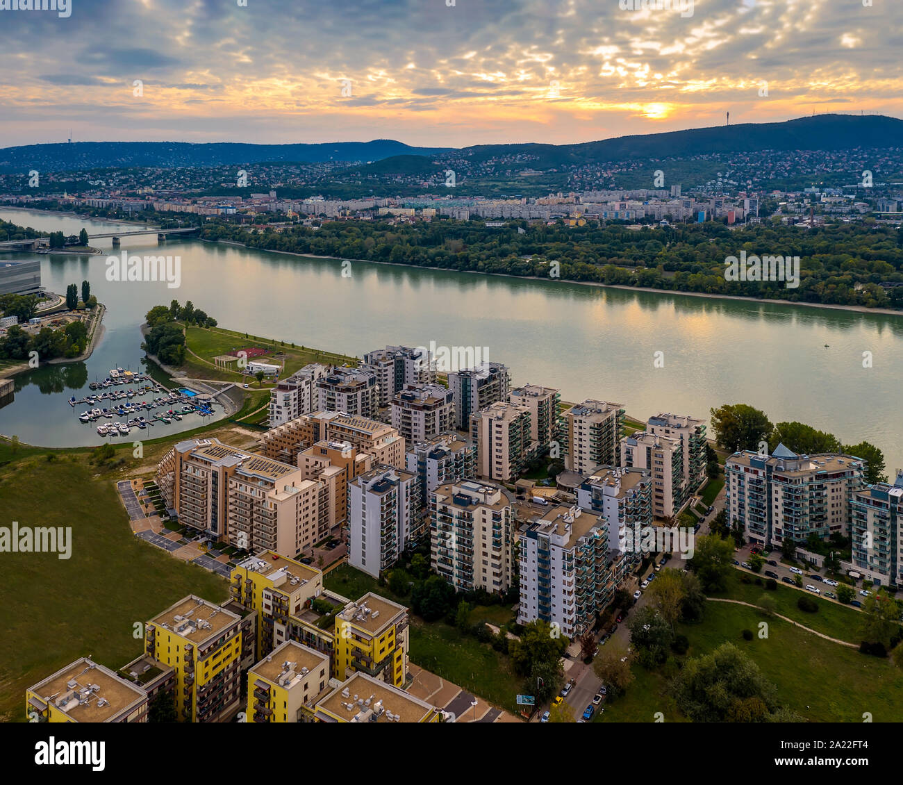 Luftaufnahme von der Donau an der Marina Teil, Budapest, Ungarn. Sonnenuntergang mit cloudly Himmel. Stockfoto