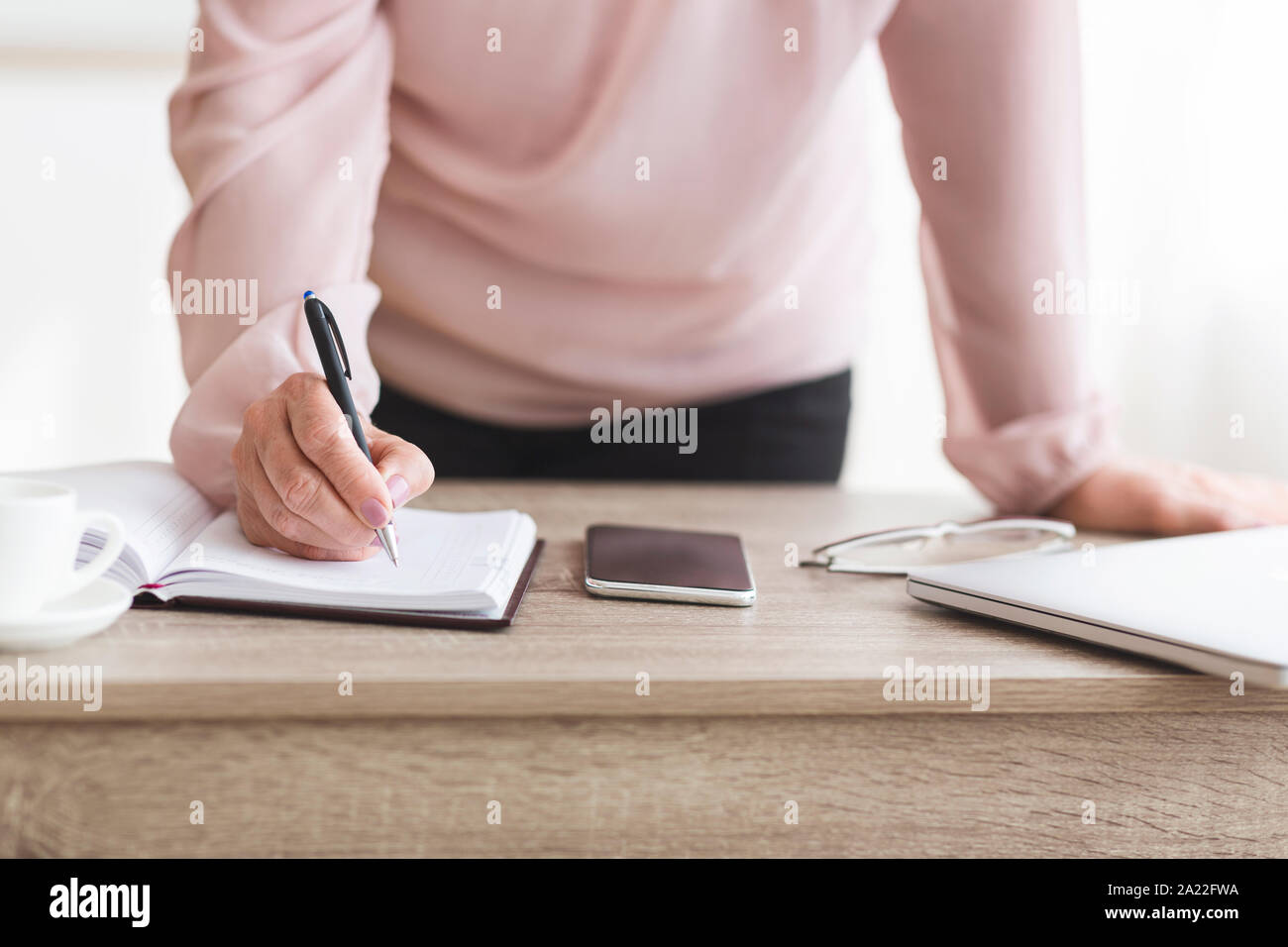 Zeit-management Konzept. Senior Business Frau schreiben Sie Aufgaben für Arbeitstag, in der Nähe Stockfoto