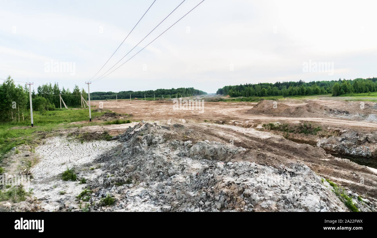 Der Bau der Nord Stream 2 Gas Pipeline, Festland in Russland. Breite der Holzeinschlag im Wald auf dem Gelände der Pipeline, der Bereich vor der t Stockfoto