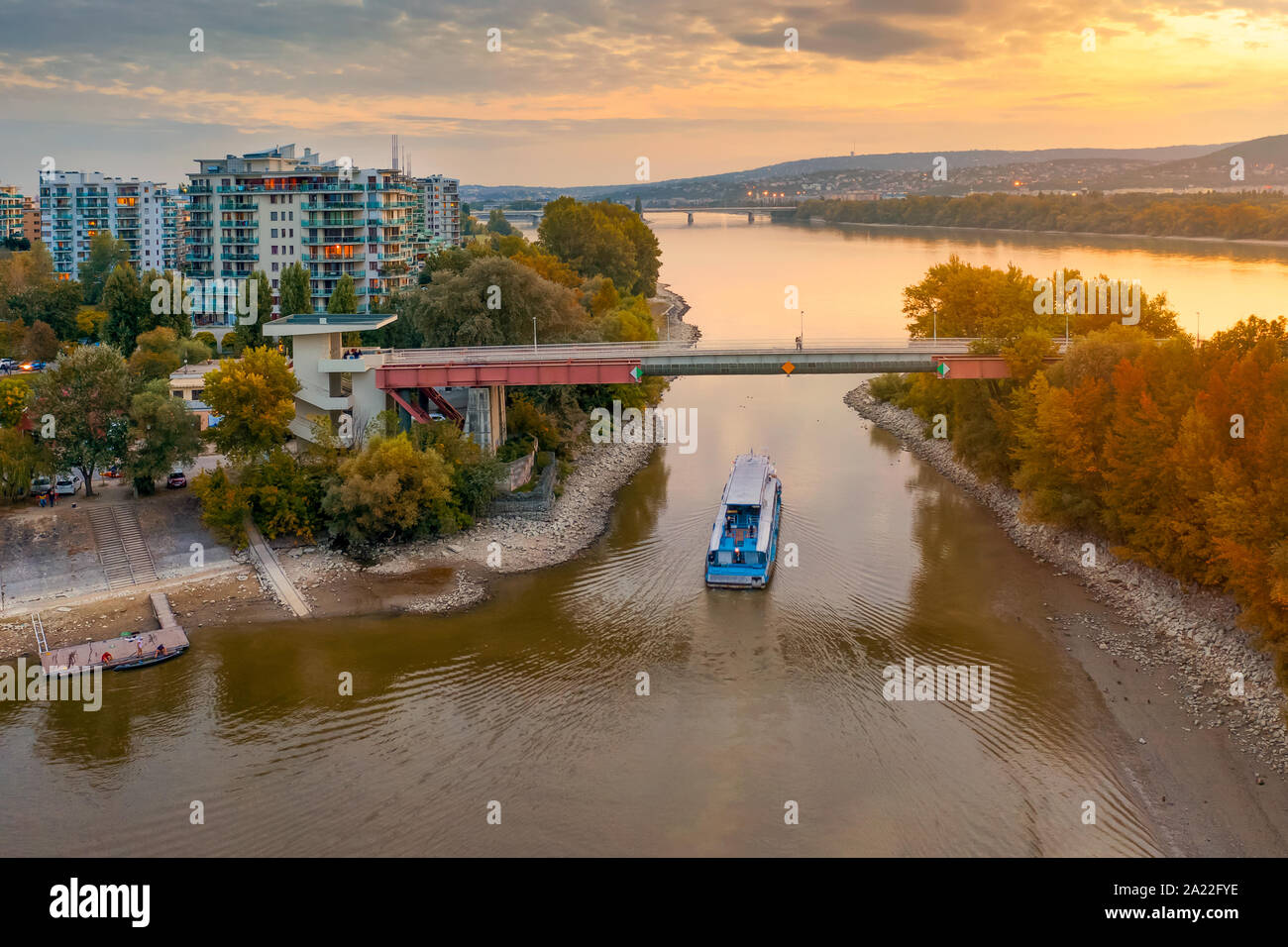Sehenswürdigkeiten Boot Start aus dem Hafen. Budapest, Ungarn, Herbst Stockfoto