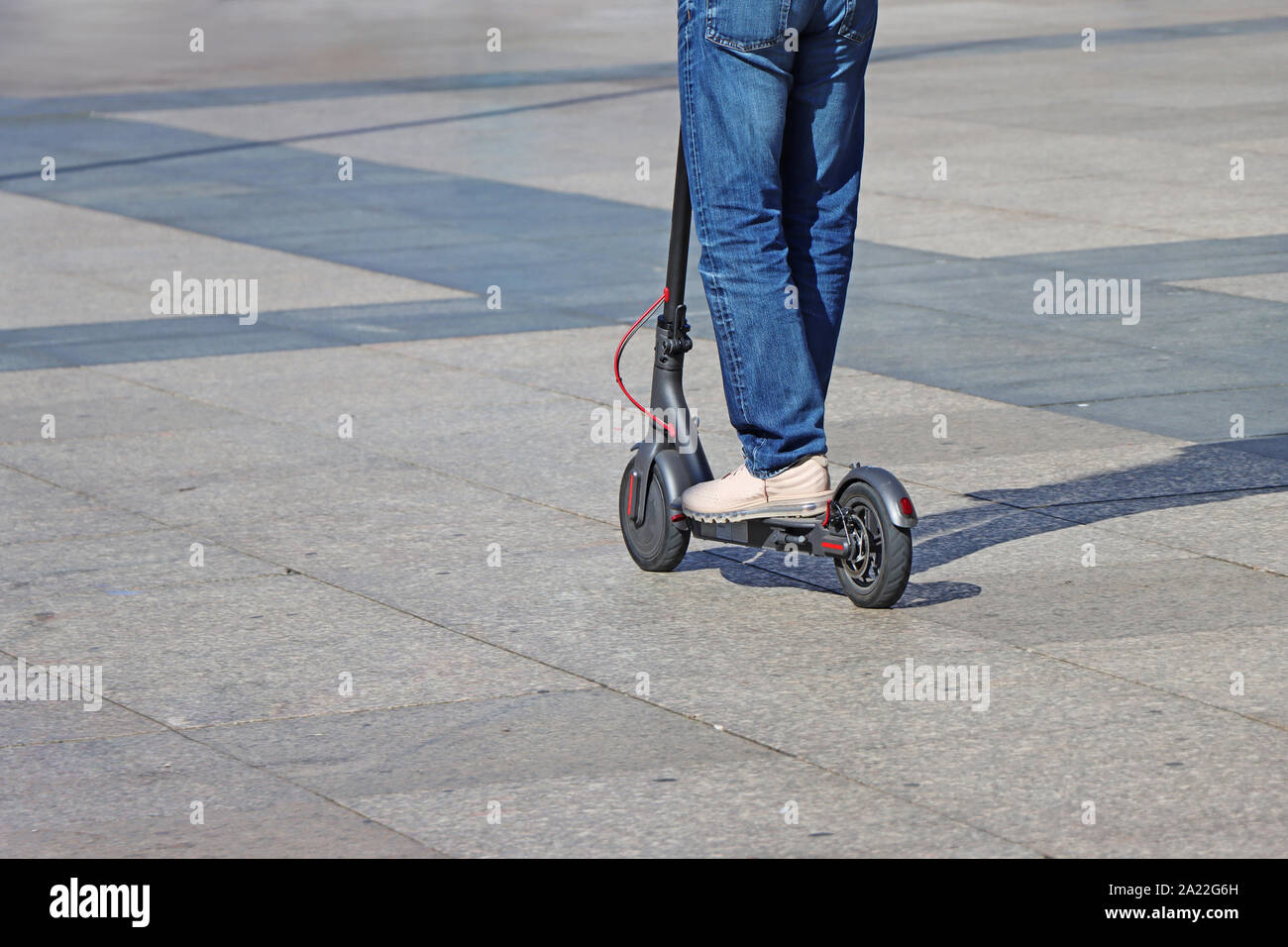Mann, ein Kick scooter am City Square Stockfoto
