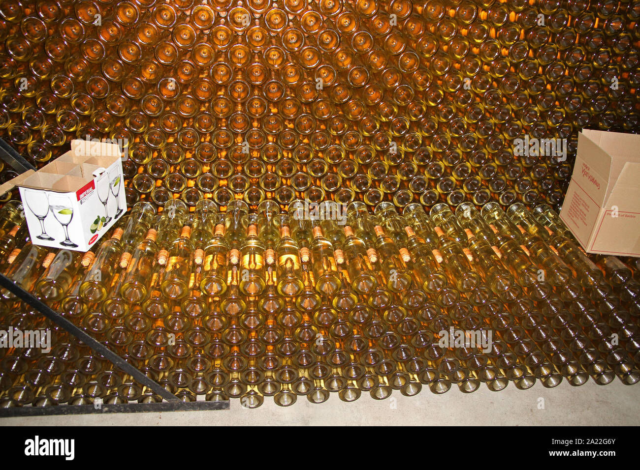 Stapel von weißen Wein Flaschen in der Brennerei in der Nähe von Kladovo, Serbien. Stockfoto