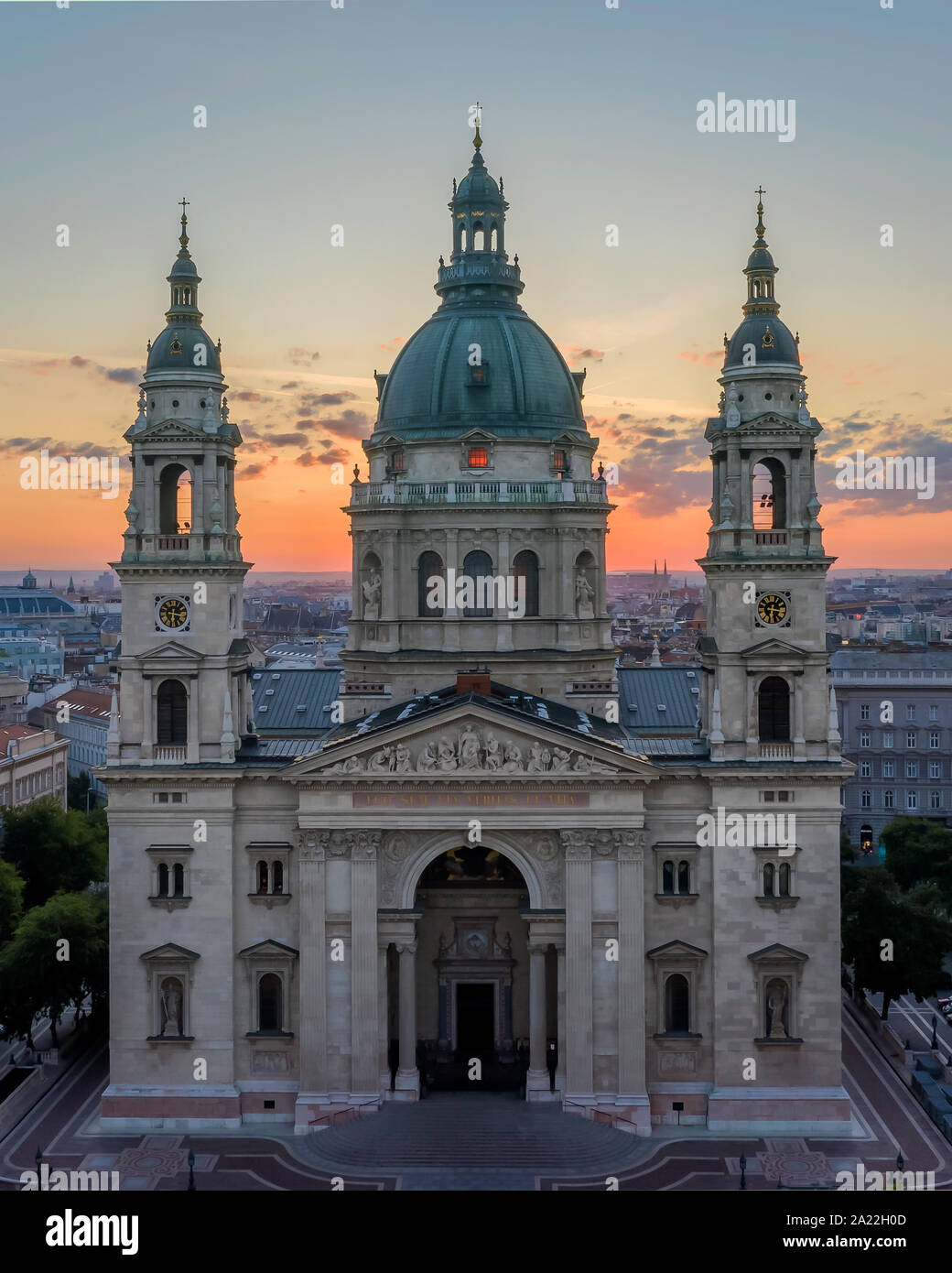 Die St. Stephan Basilika. in Budapest, Ungarn. Amazing sunrise mit Wolken. Stockfoto