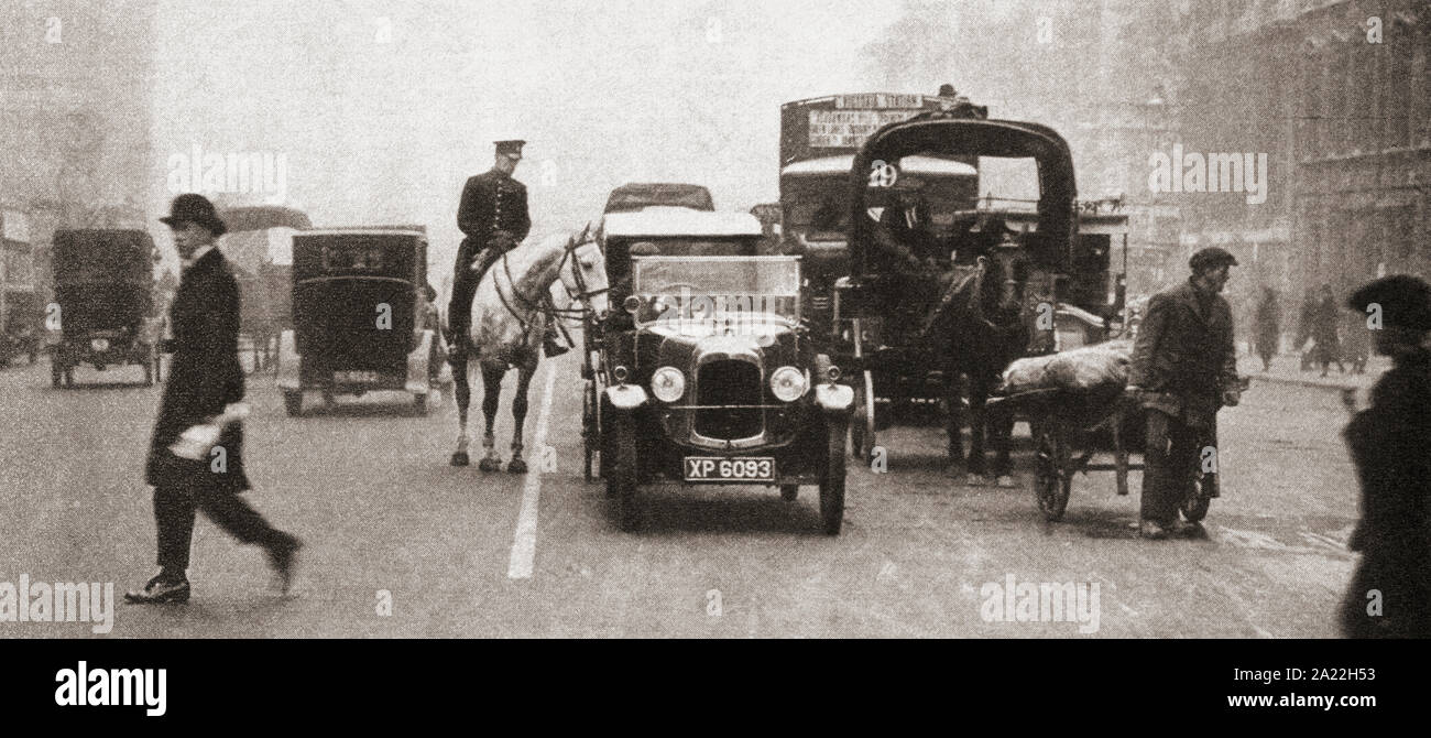 Der erste weiße Linie, die in einem Londoner Straße als ein Experiment in der Lösung der Verkehrsprobleme, 1924 festgelegt werden. Aus dem Festzug des Jahrhunderts, veröffentlicht 1934. Stockfoto