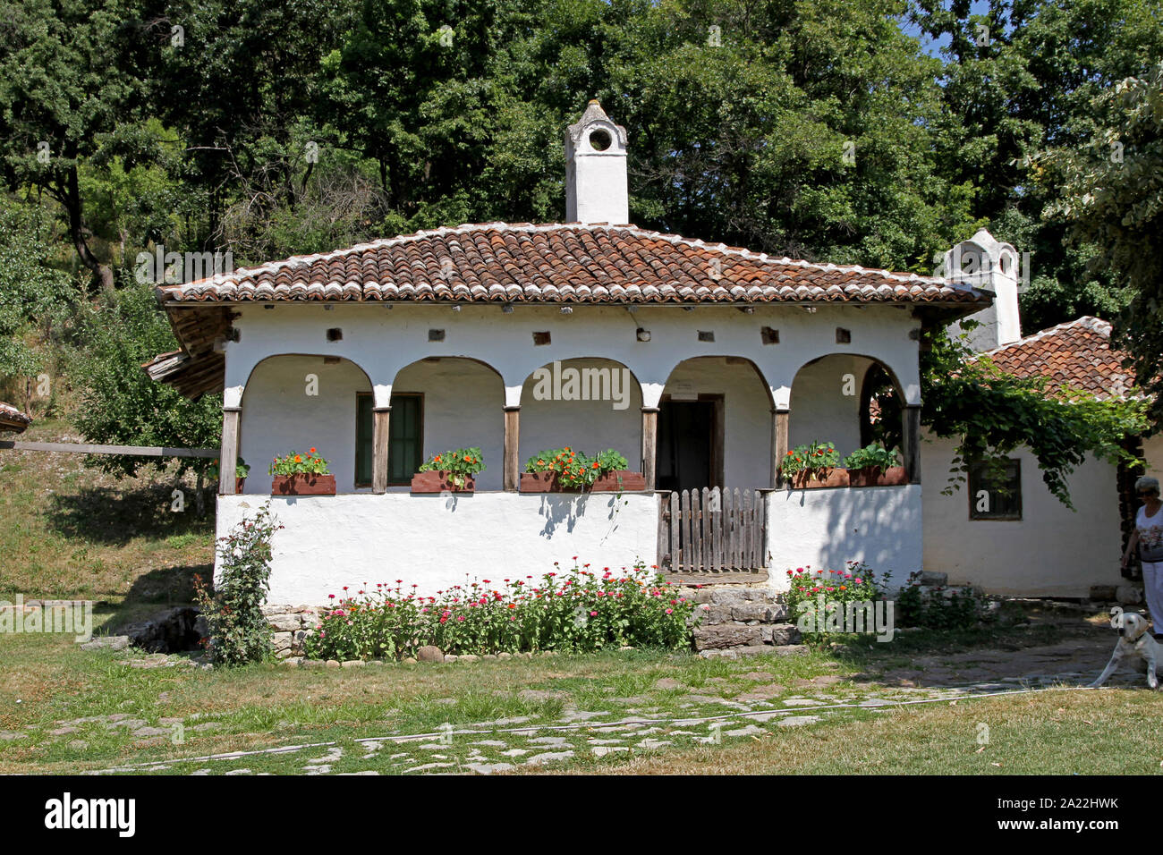 Traditionelle serbische Cottage in der Nähe des Eingangs von Lepinski Vir, untere Milanovac, Serbien. Stockfoto