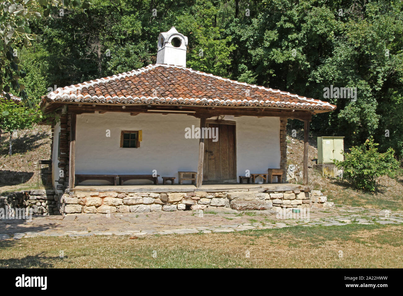 Traditionelle serbische Cottage in der Nähe des Eingangs von Lepinski Vir, untere Milanovac, Serbien. Stockfoto