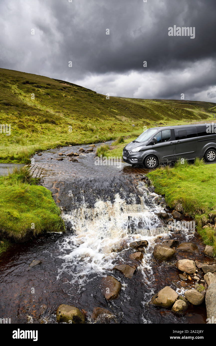 Van nähert sich Ford im Vordergrund Gill Tor auf der Bleaberry Gill Strom nahe Langthwaite North Yorkshire England Stockfoto