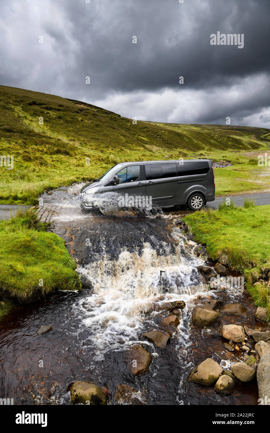 Van an Spritzwasser Ford im Vordergrund Gill Tor auf der Bleaberry Gill stream Yorkshire Dales National Park North Yorkshire England Stockfoto