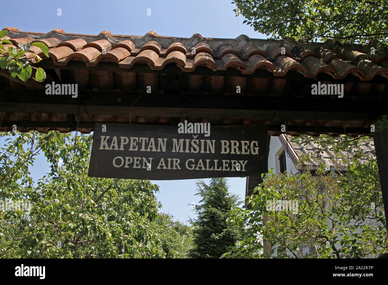 Overhead Schild Kapitän Misha's Open Air Galerie, auf Kapitän Misha Hill, Eco-Gallery Karapacos, untere Milanovac, Serbien. Stockfoto