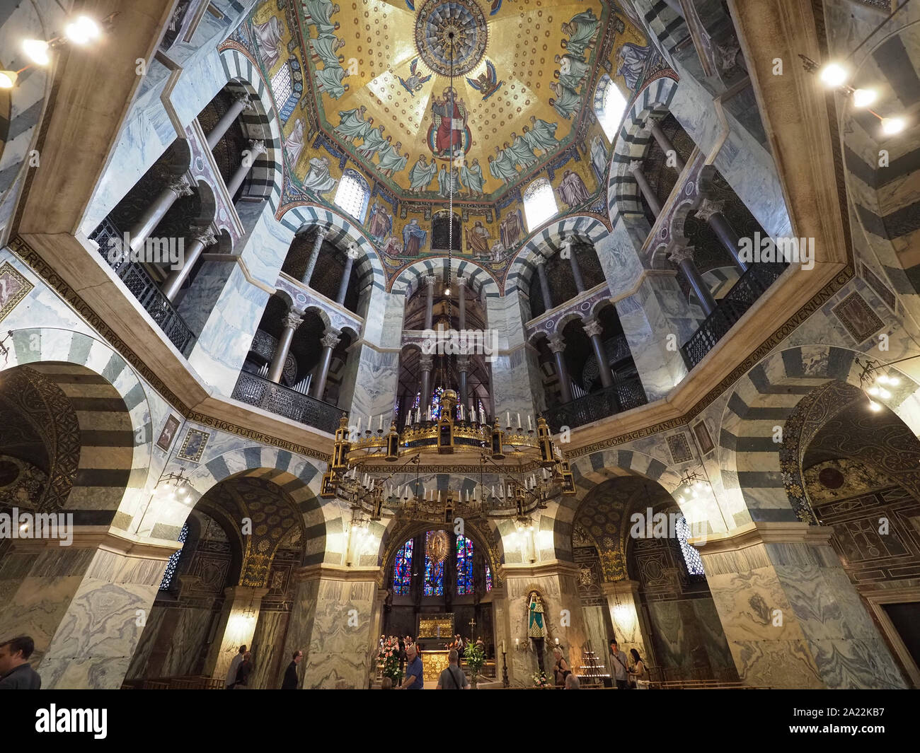 AACHEN, DEUTSCHLAND - ca. August 2019: Karl der Pfalzkapelle im Aachener Dom Kirche Stockfoto
