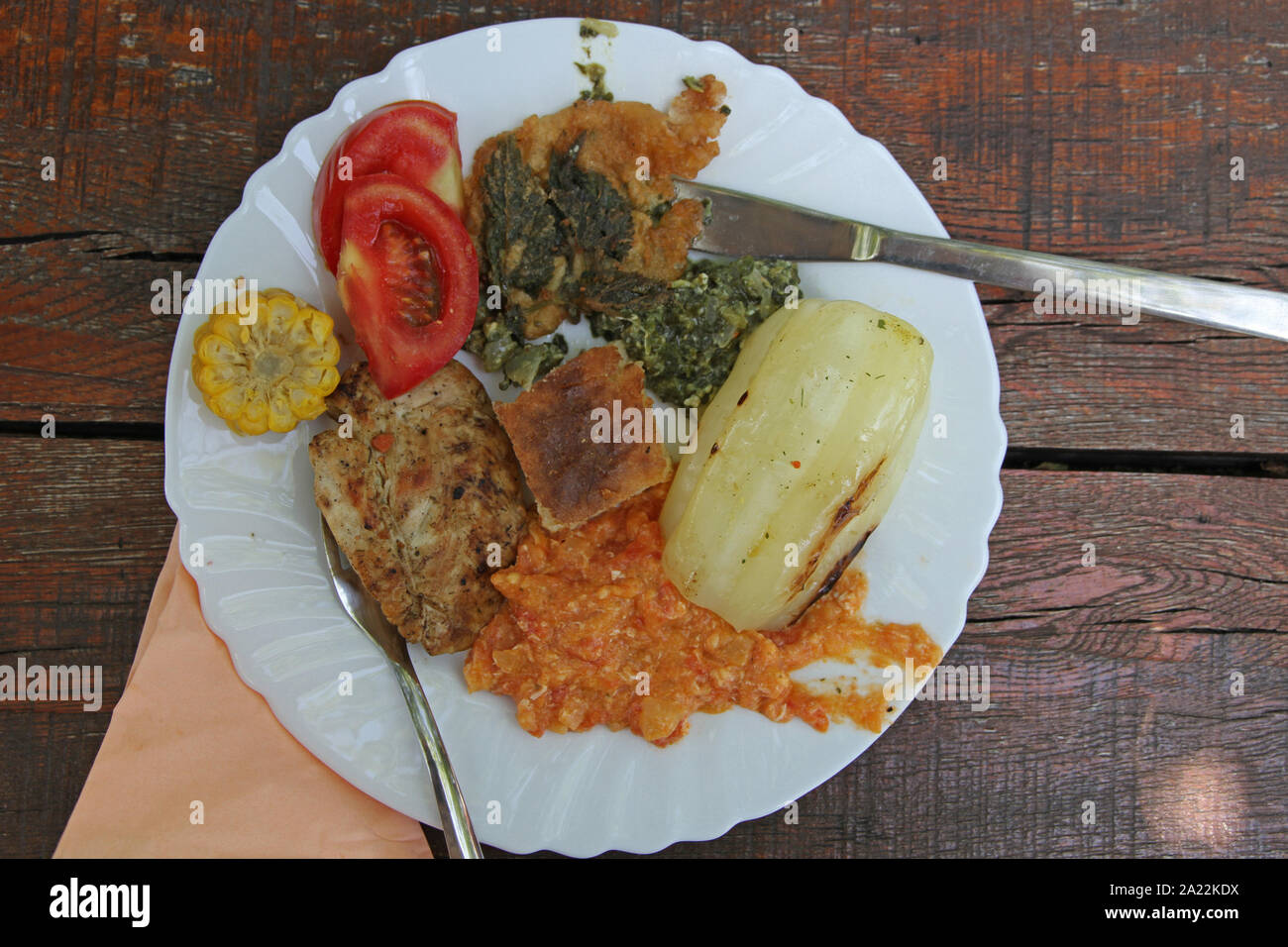 Traditionelle serbische Essen auf den Teller, auf Kapitän Misha Hill, Eco-Gallery Karapacos, untere Milanovac, Serbien. Stockfoto