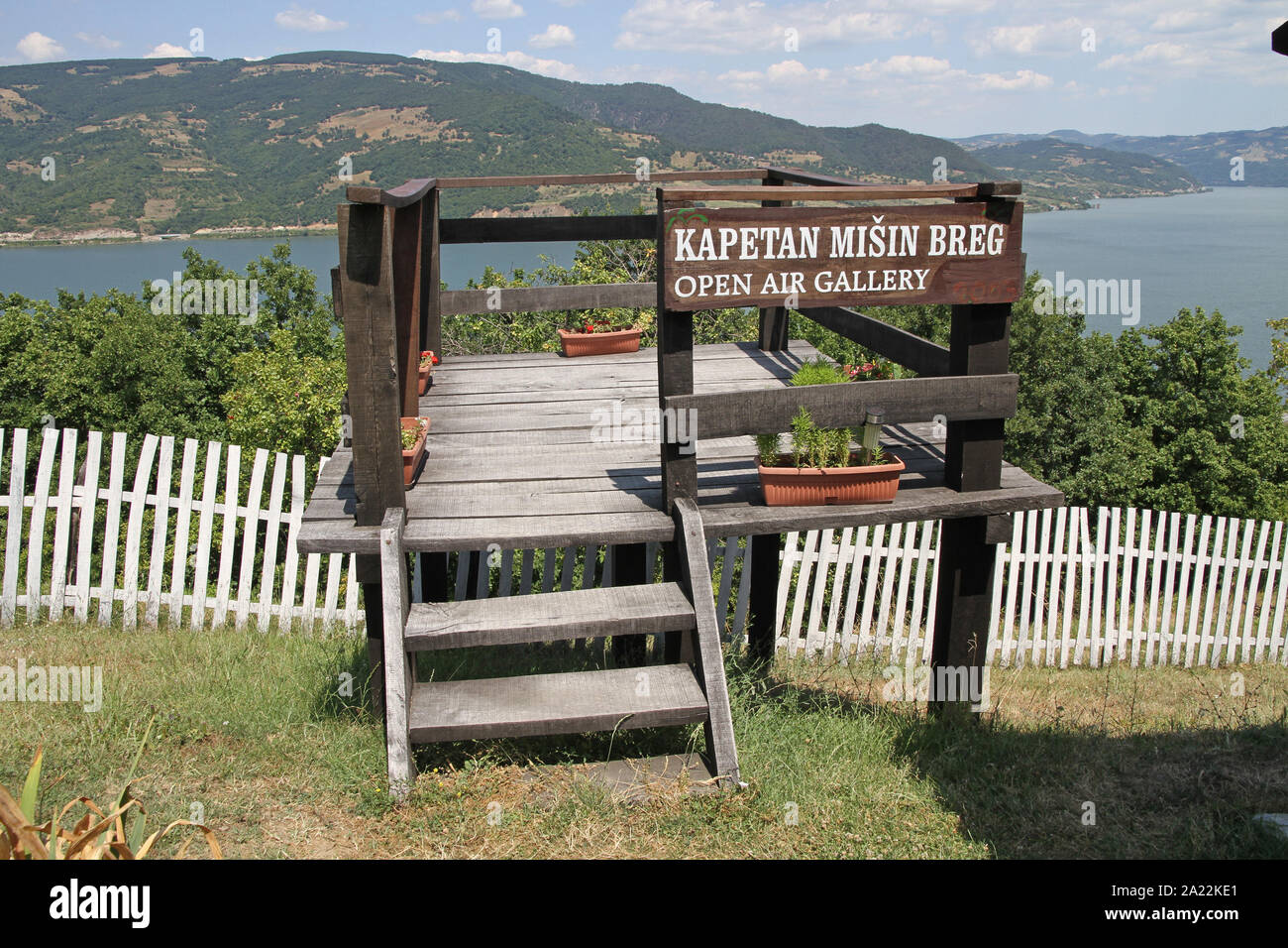 Kleine Plattform Sicht auf die Serbische Ufer der Donau auf Kapitän Misha Hill open-air Eco-Gallery, Karapacos, untere Milanovac, Serbien. Stockfoto