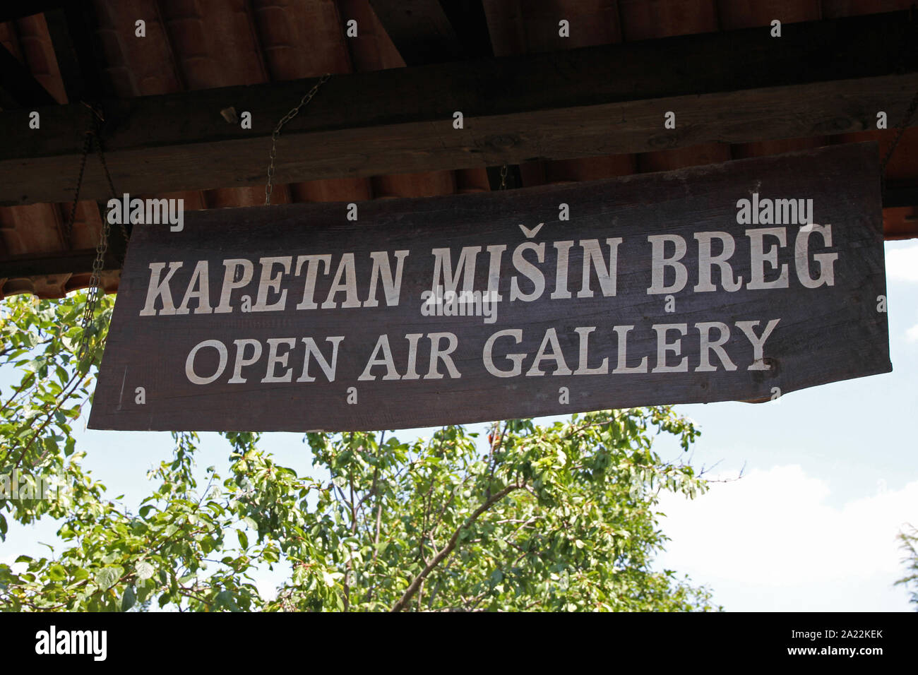 Overhead Schild Kapitän Misha's Open Air Galerie, auf Kapitän Misha Hill, Eco-Gallery Karapacos, untere Milanovac, Serbien. Stockfoto