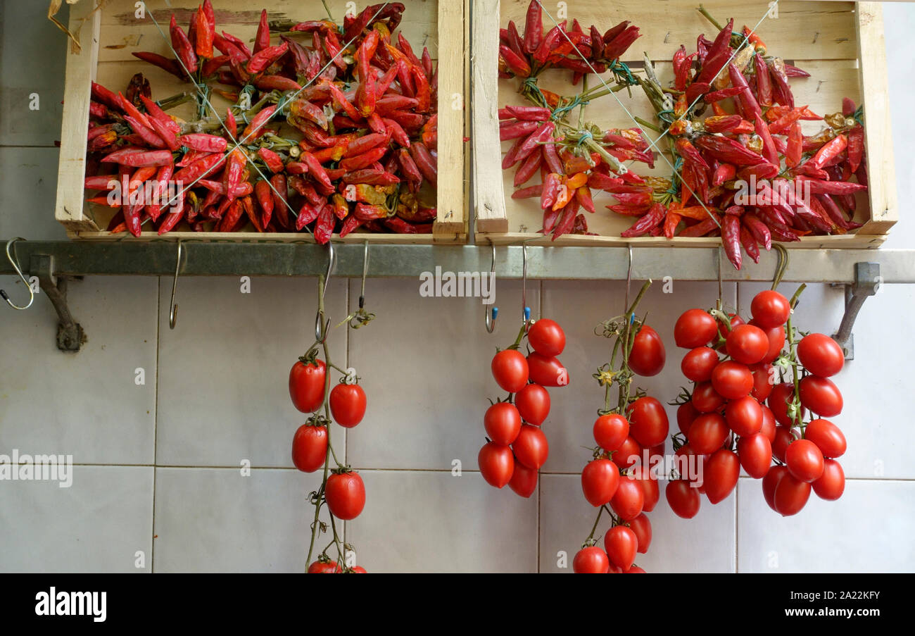 In der Nähe von Tomaten und rote Paprika in einem gemüsehändler Shop, Neapel, Kampanien, Italien Stockfoto