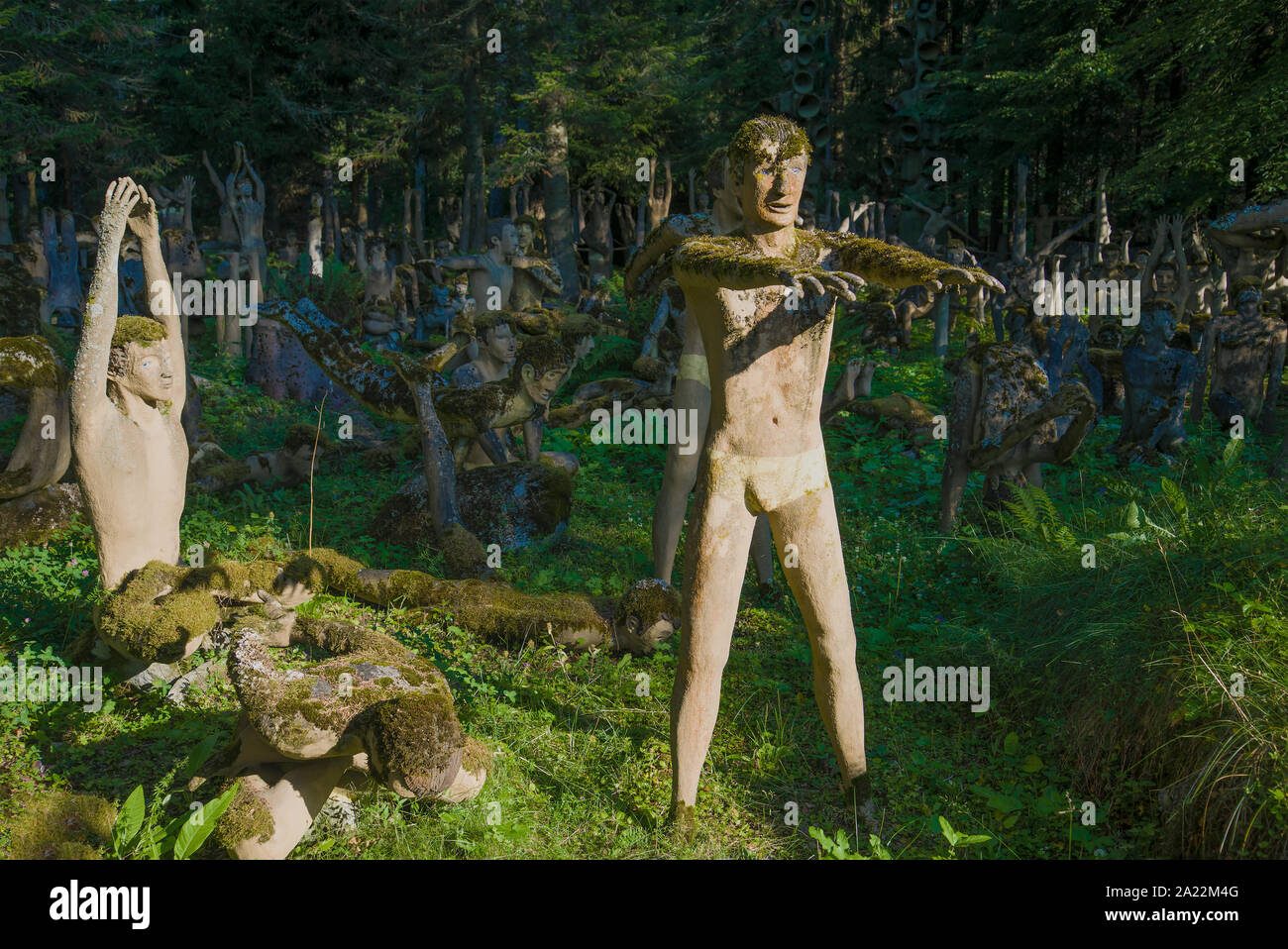PARIKKALA, Finnland - 25. JULI 2018: skulpturalen Komposition 'Morning Übungen" durch die finnische Bildhauer Vejo Renkkenen. Die immobilien 'Mystic Wald" Stockfoto