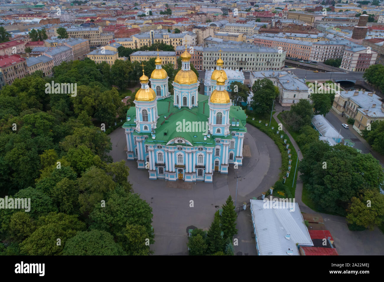 St. Nikolaus Marine Kathedrale auf dem Hintergrund des Stadtbildes an einem bewölkten Morgen Juli (Luftaufnahmen) St. Petersburg, Russland Stockfoto