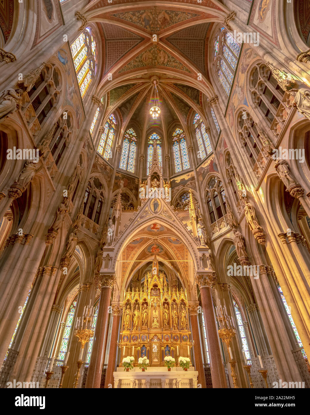 Innen mit schöner Aussicht auf die berühmten neo-gotischen Votivkirche (Votivkirche) in Wien Stockfoto