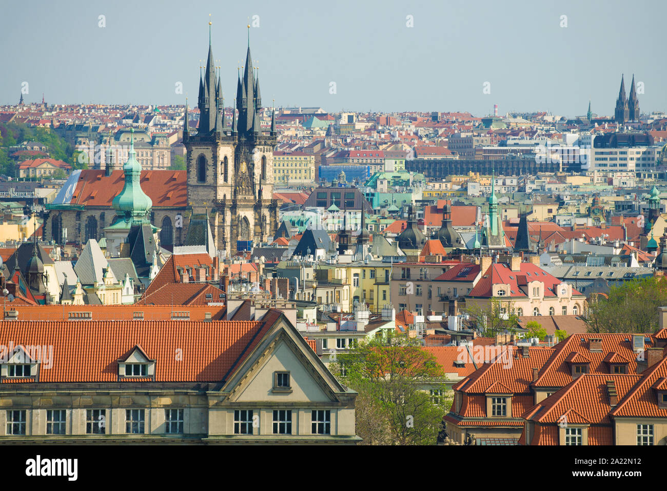 April sonnigen Tag über die Dächer des alten Prag. Tschechische Stockfoto