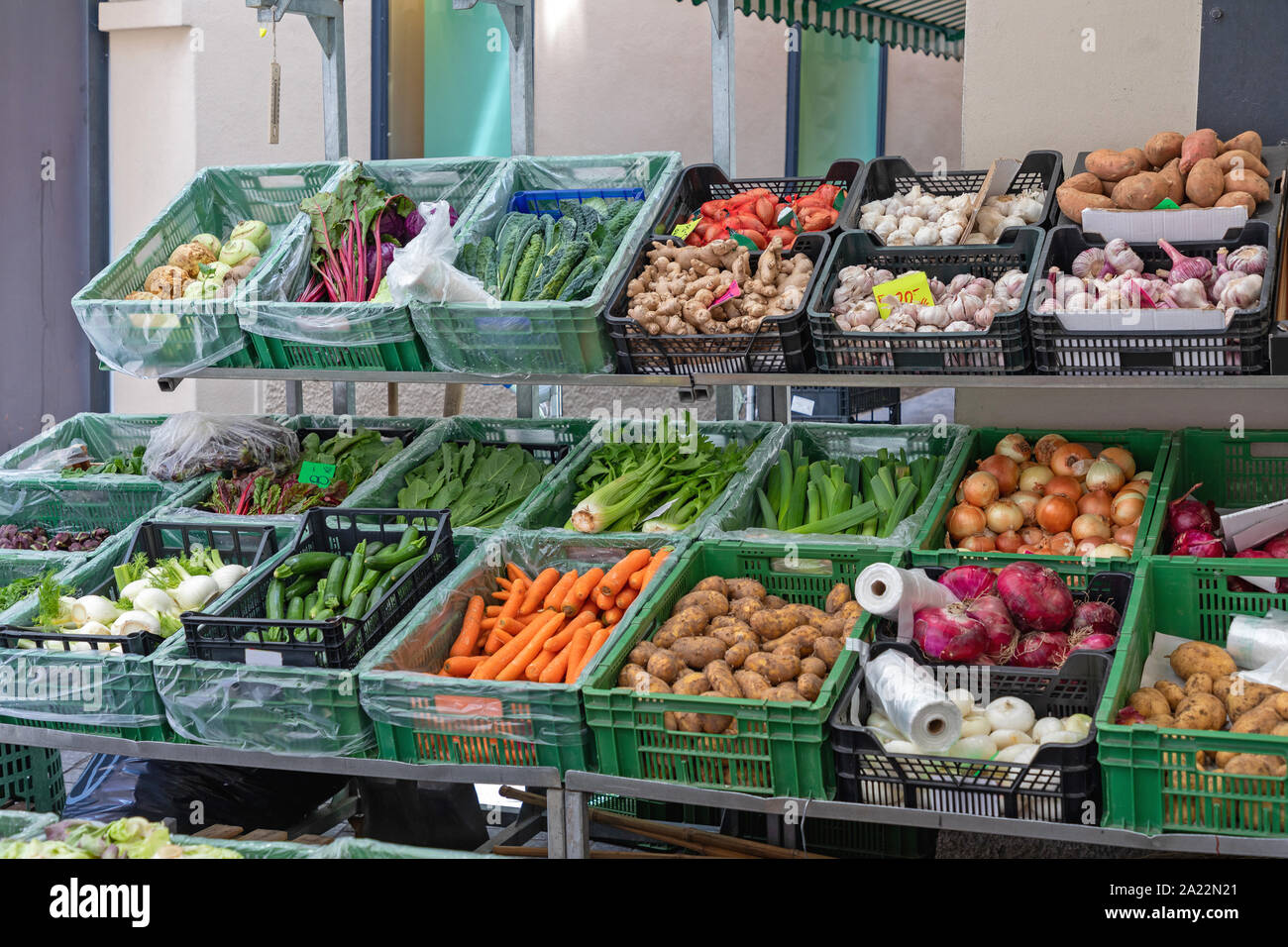 Frisches Gemüse in Kisten am Marktstand Stockfoto