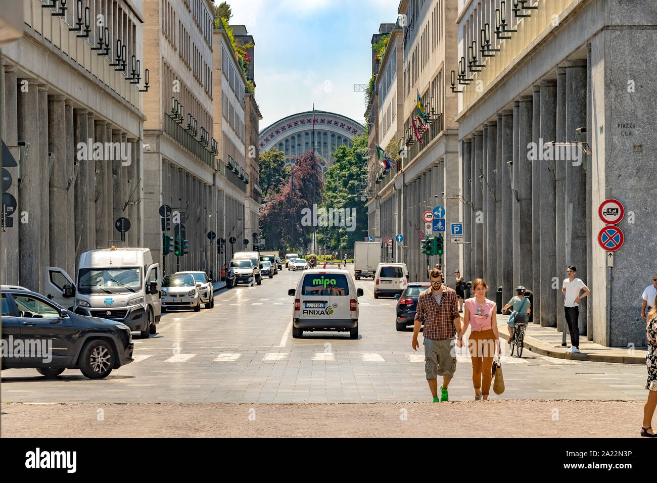 Ein Paar läuft entlang der Via Roma, einer eleganten Straße mit Säulenarkaden in Turin, Italien Stockfoto