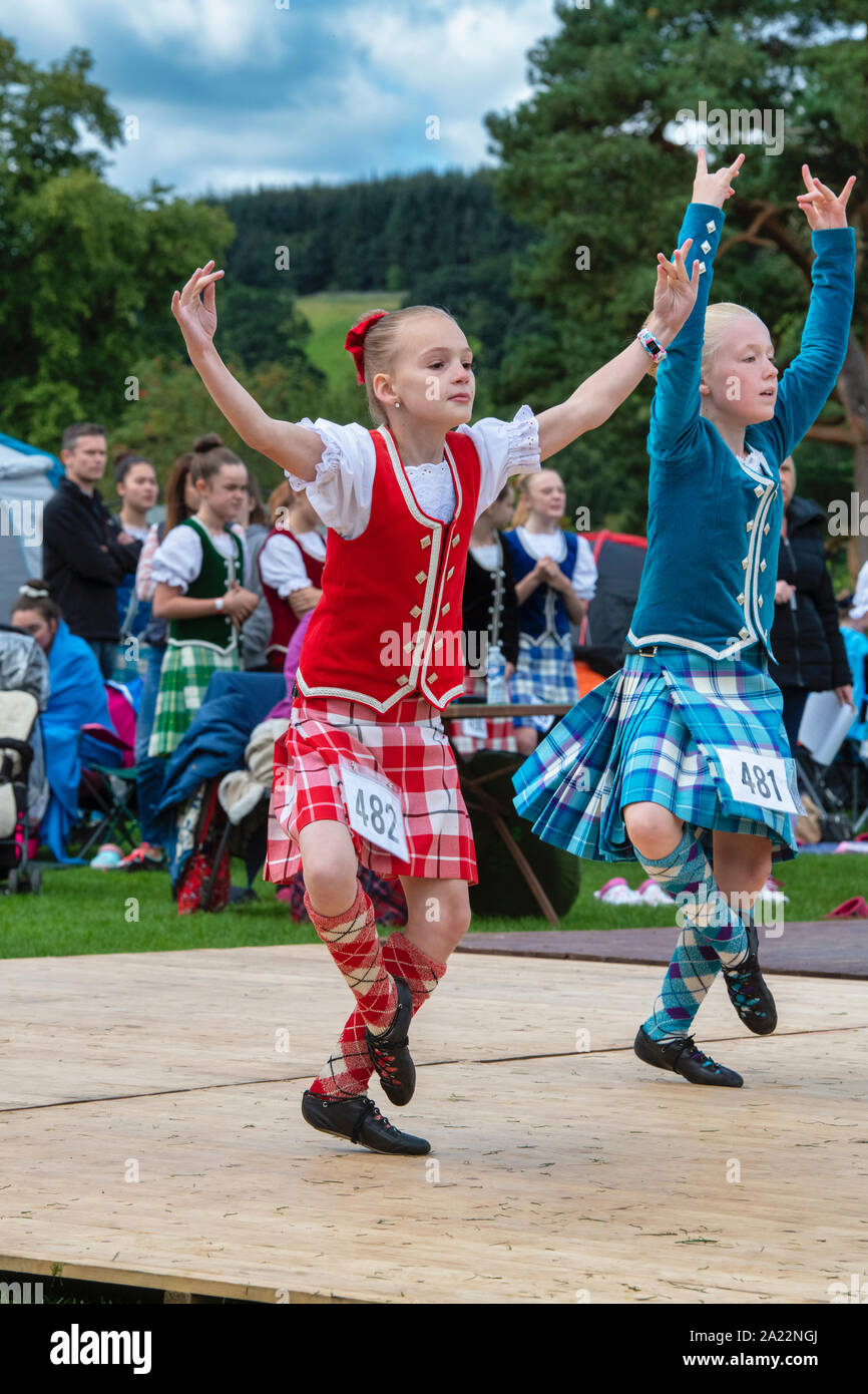 Junge Highland Dancing Girls in der Highland Games in Peebles. Peebles, Scottish Borders, Schottland Stockfoto