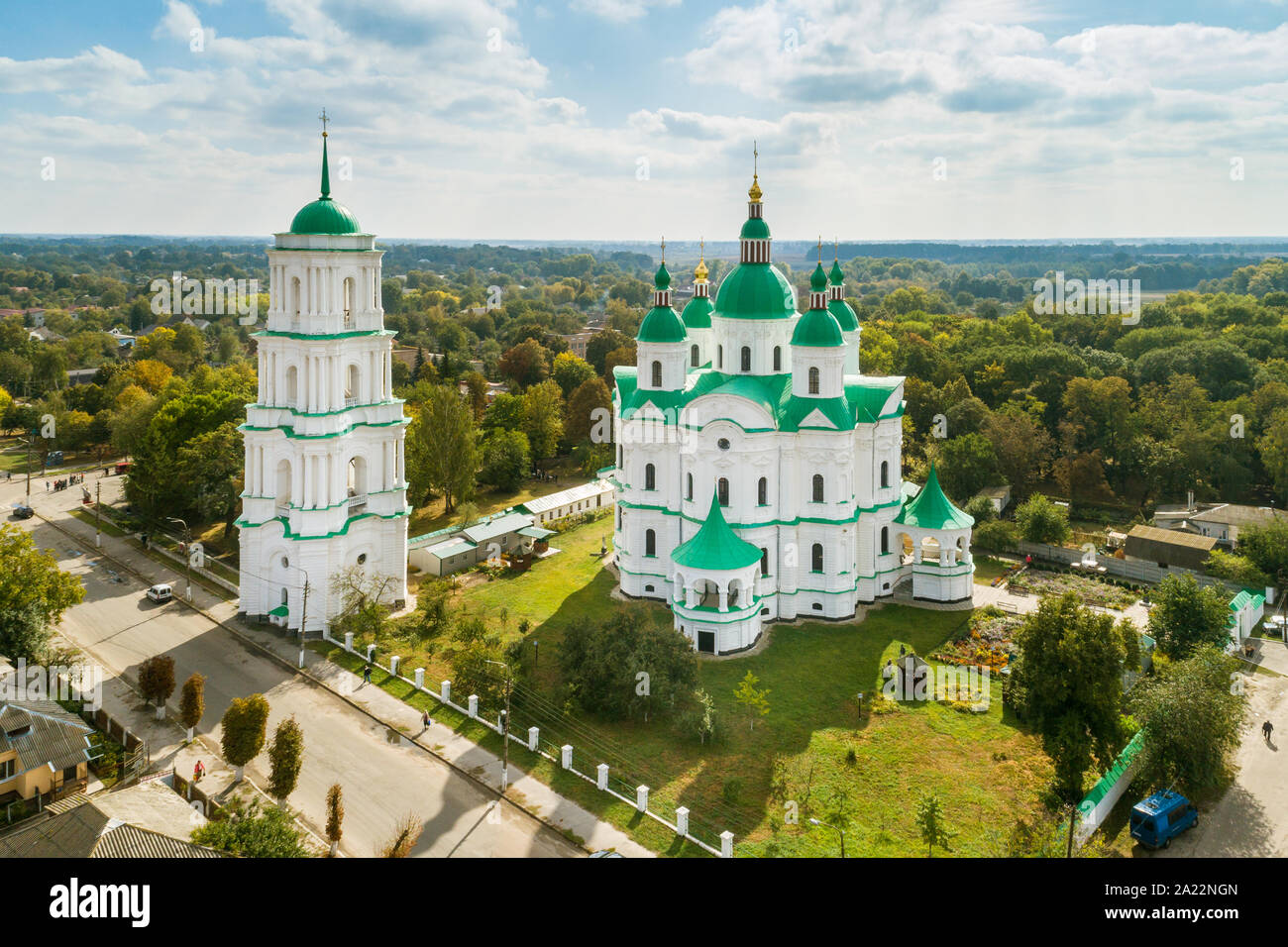 Luftaufnahme von Dom von der Geburt der Heiligen Mutter Gottes in Tschernigow Kozelets Stadt, Region, in der Ukraine. Kathedrale gebaut in der ukrainischen Ba Stockfoto