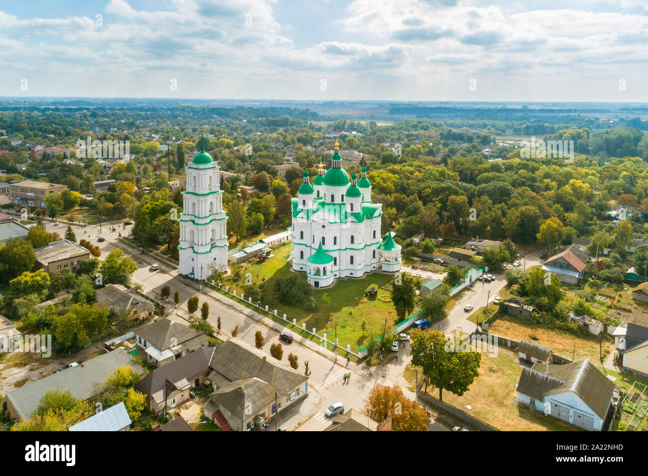 Luftaufnahme von Dom von der Geburt der seligen Jungfrau in Tschernigow Kozelets Stadt, Region, in der Ukraine. Kathedrale gebaut in der ukrainischen Barock styl Stockfoto