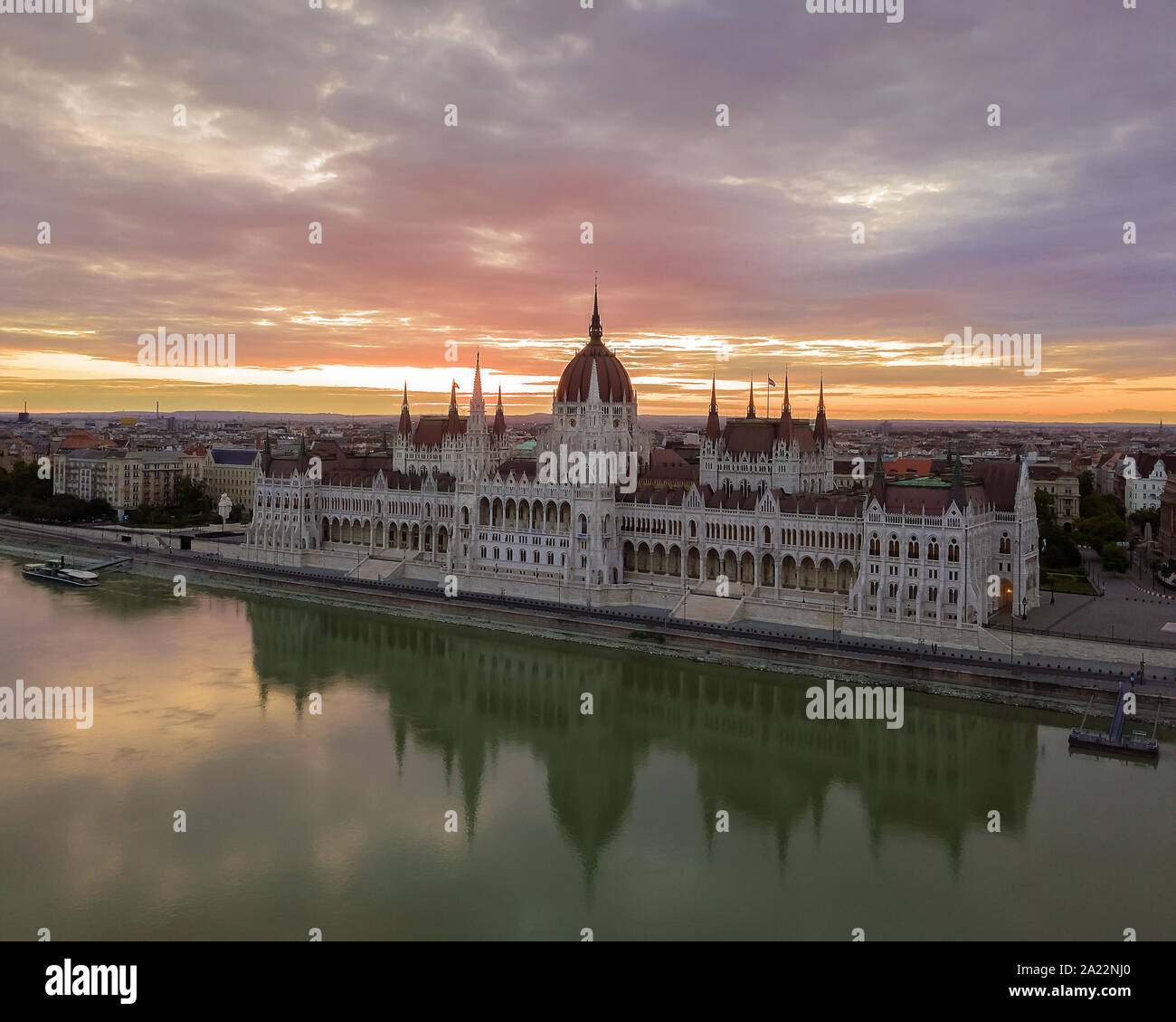 Ungarischen Parlament in fantastischen fallen Morgen leuchtet. Stockfoto