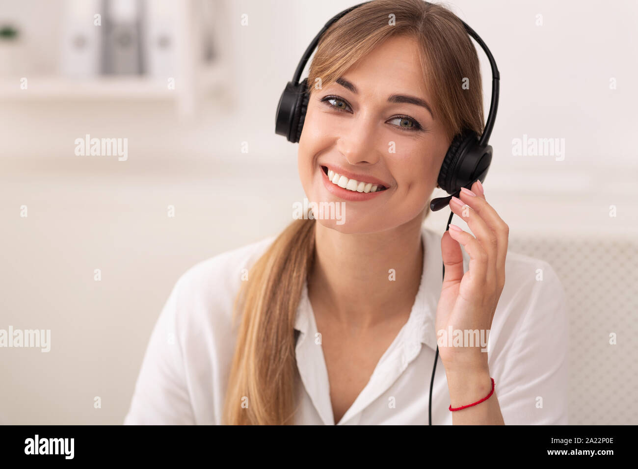 Hotline und Custoner unterstützen. Lächelnde Frau mit Headset sprechen mit Client arbeiten Im Call Center Büro. Stockfoto