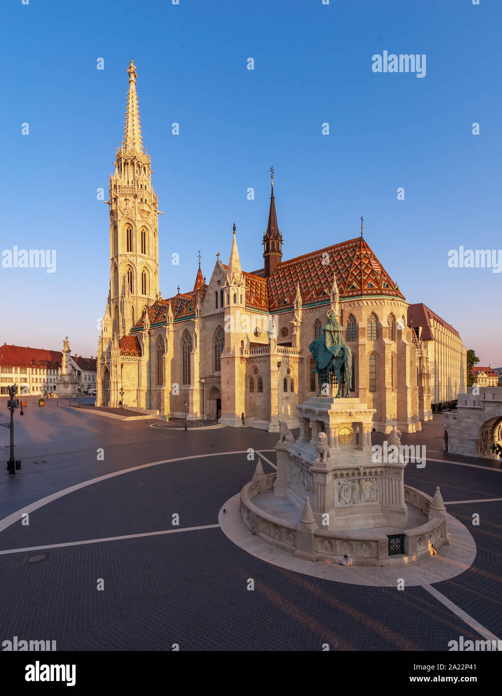 Matthias Kirche in der Budaer Burg, Budapest Ungarn. Dieses Bild ist die St Stephen Statue zu enthalten. Stockfoto