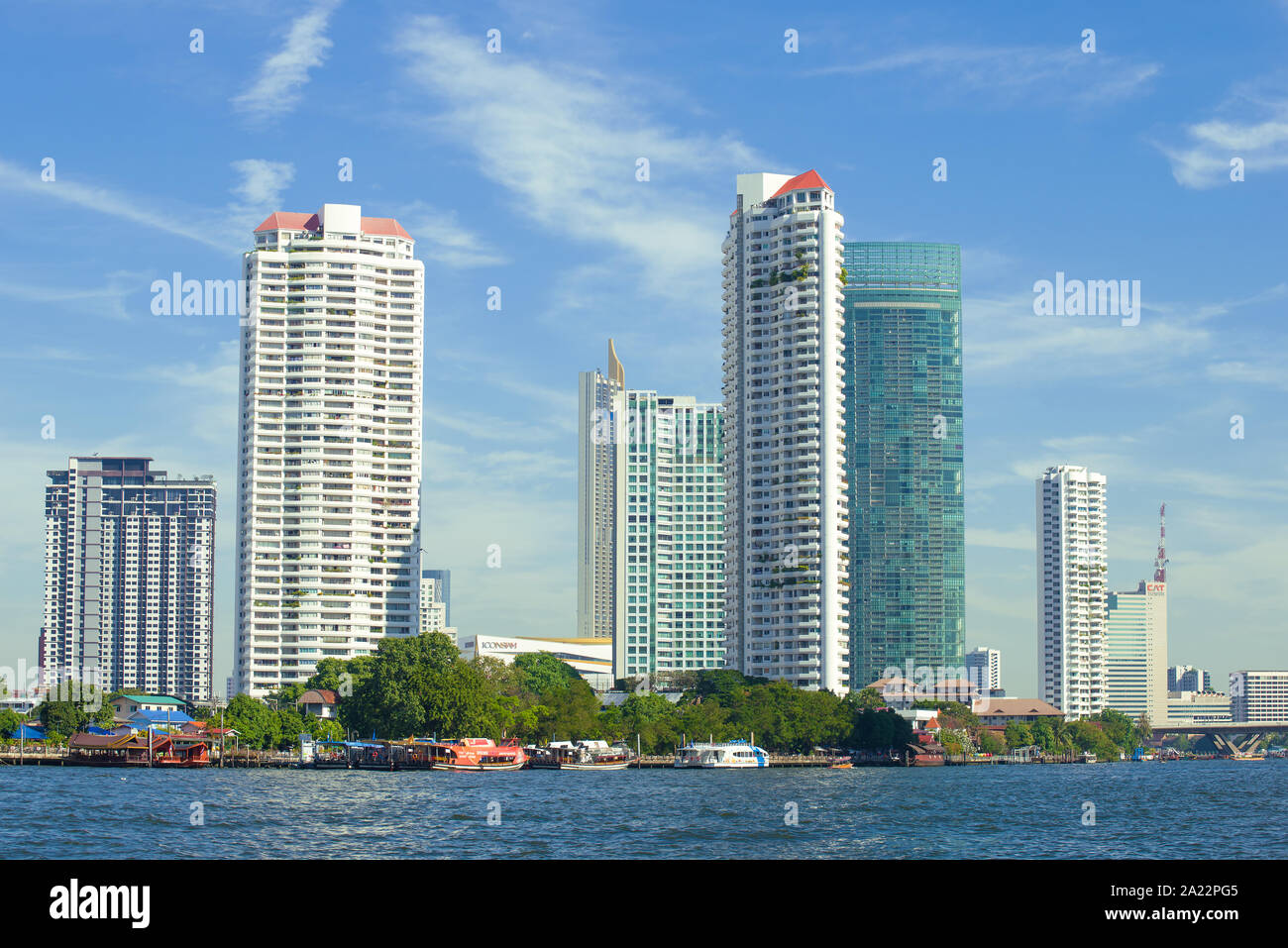 BANGKOK, THAILAND - 02 Januar, 2019: Ansicht der modernen Hochhäuser am Ufer des Chau Phraya an einem sonnigen Tag Stockfoto